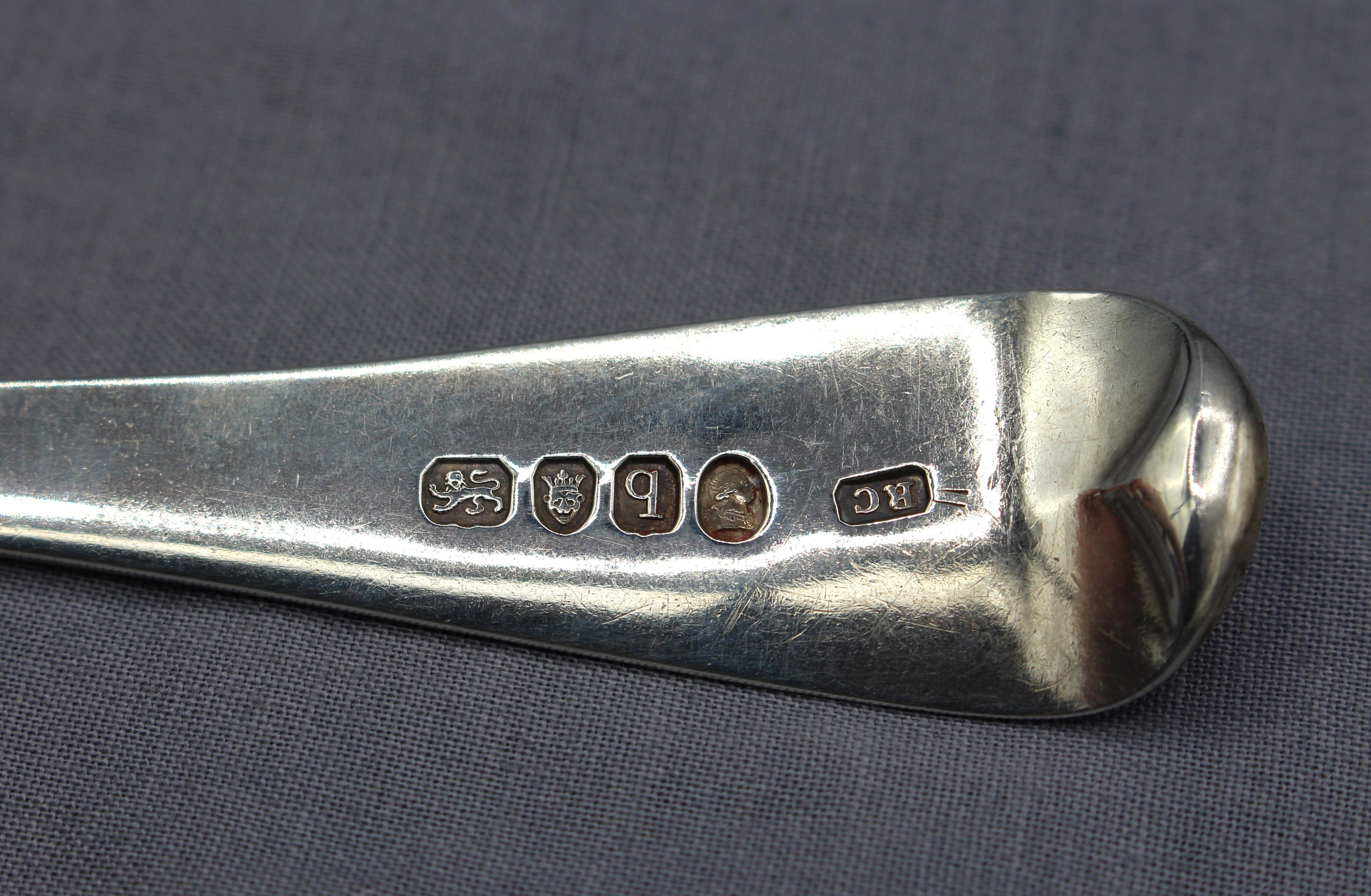 Anglais Cuillère de table en argent sterling à motif anglais ancien de 1791 par Richard Crossley en vente