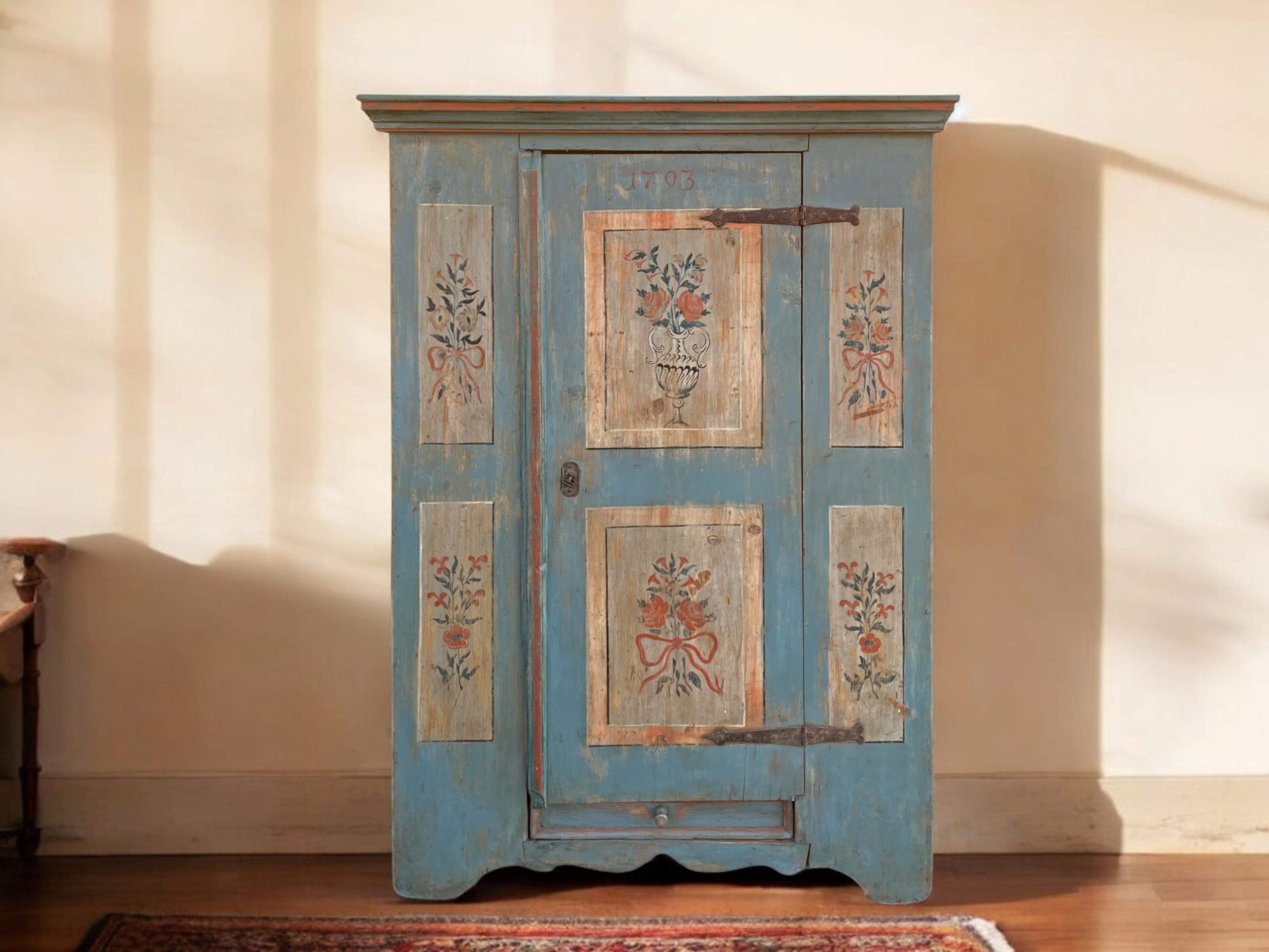 Credenza dipinta datata 1793

Misure: H. 172 cm - L. 113 (122 alla cornice) cm - P. 49 (53 alla cornice) cm
Periodo: 1793
Origine: Tirolo
Wood: Abete

Descrizione:
Antico armadio tirolese di colore azzurro, a un'anta.
Sul fronte, sei pannelli