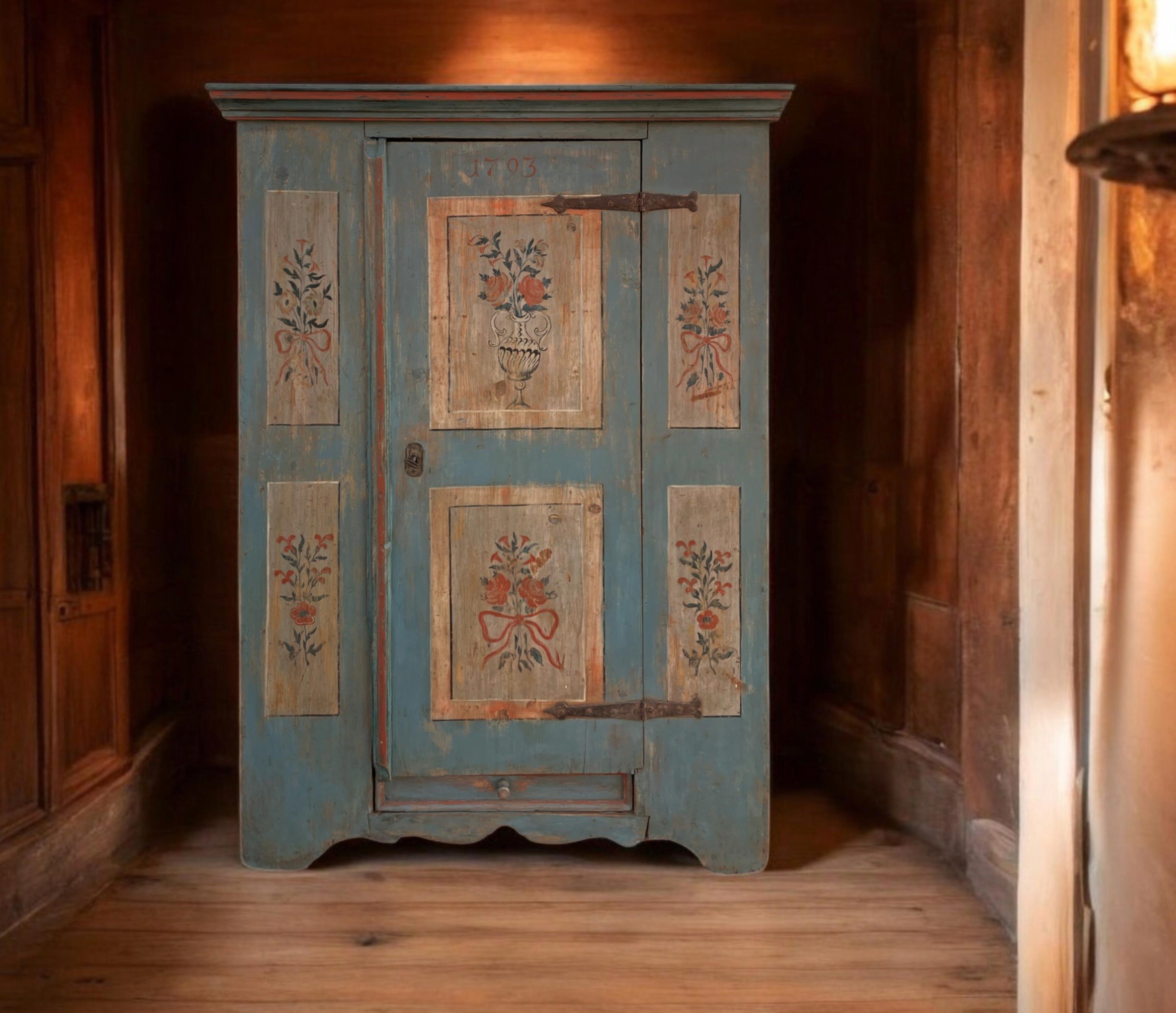Neoclassico 1793 Credenza dipinta con fiori blu chiaro