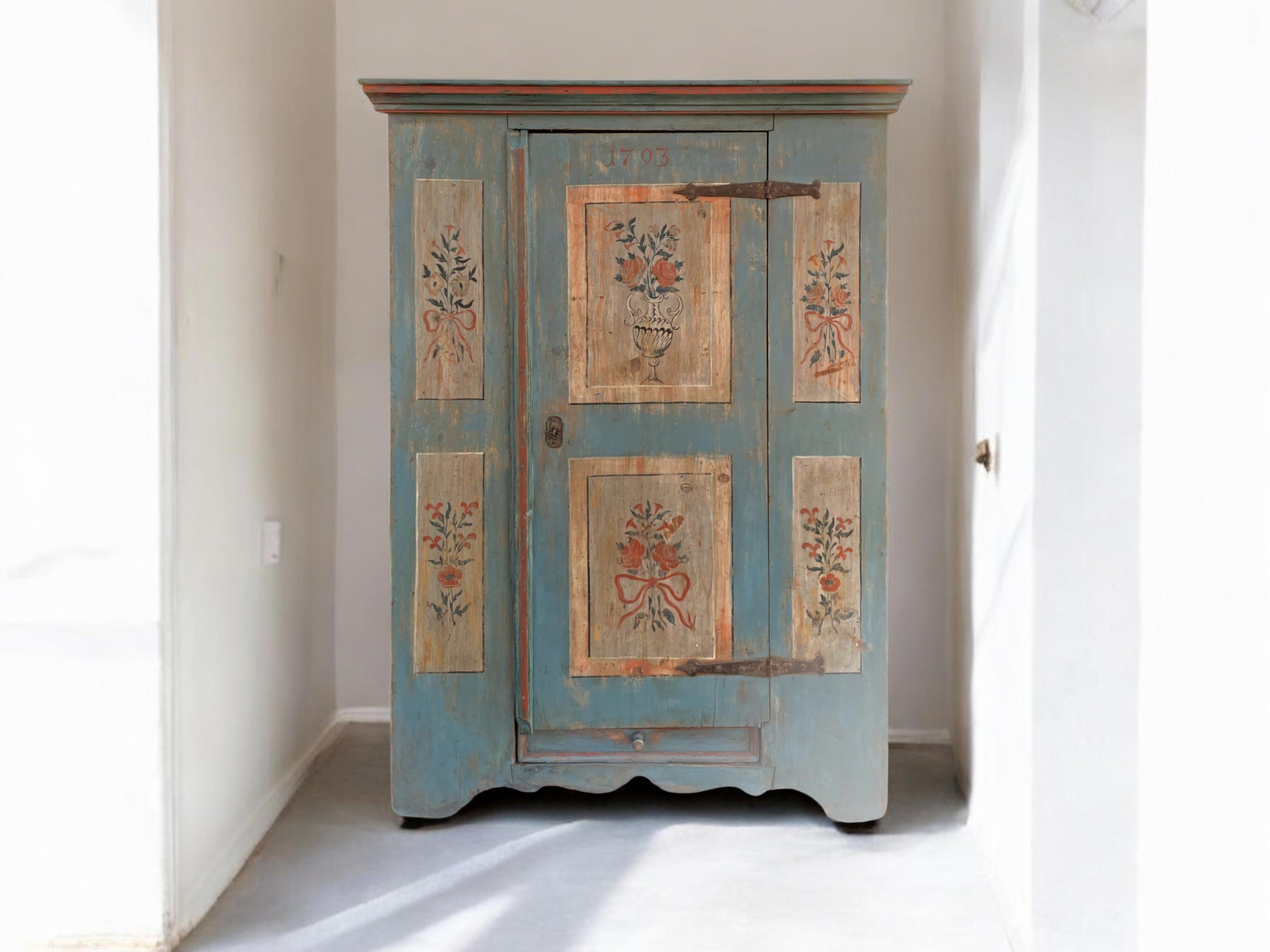 Intagliato a mano 1793 Credenza dipinta con fiori blu chiaro