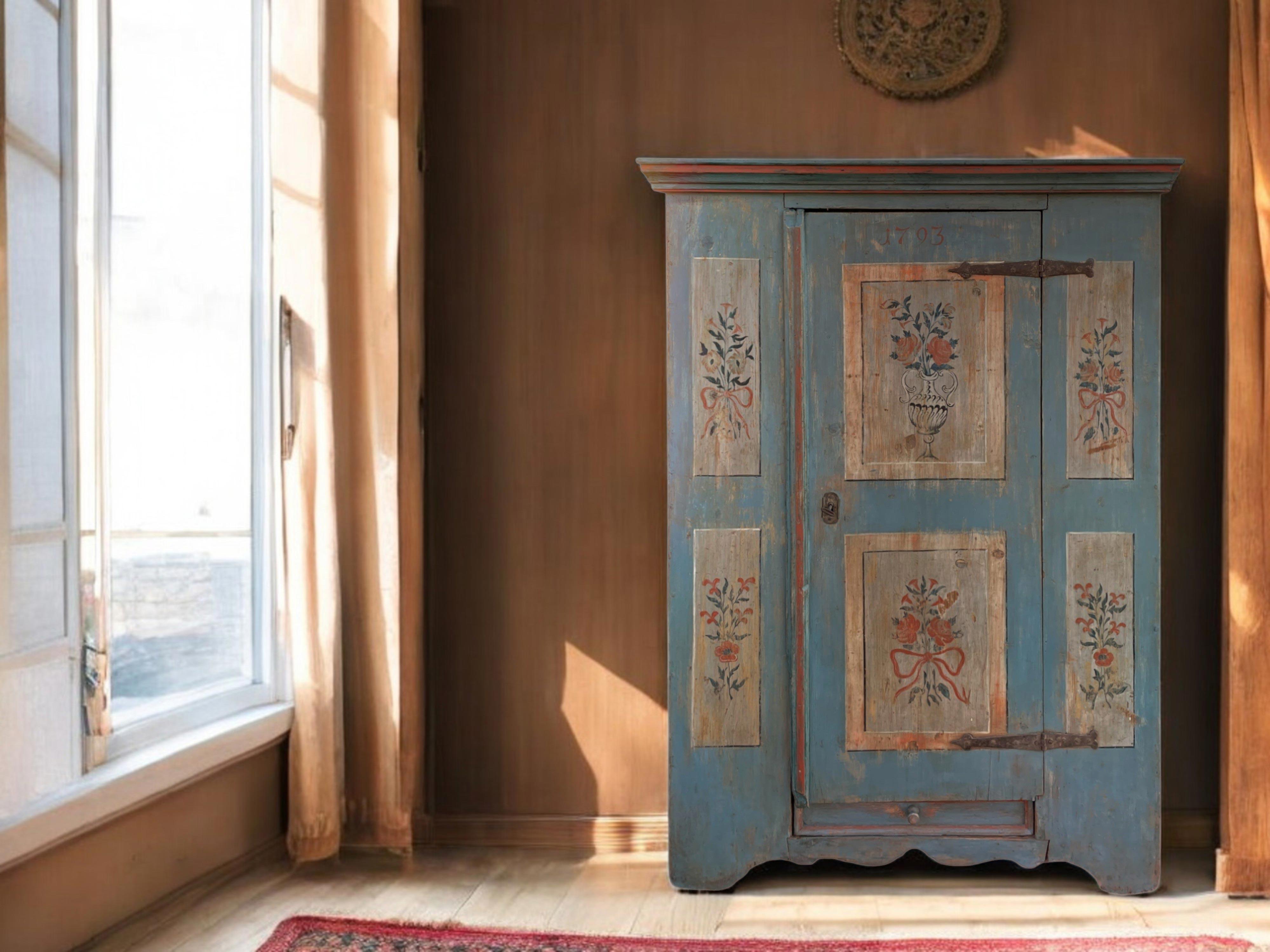1793 Credenza dipinta con fiori blu chiaro In condizioni buone a Vo', Veneto