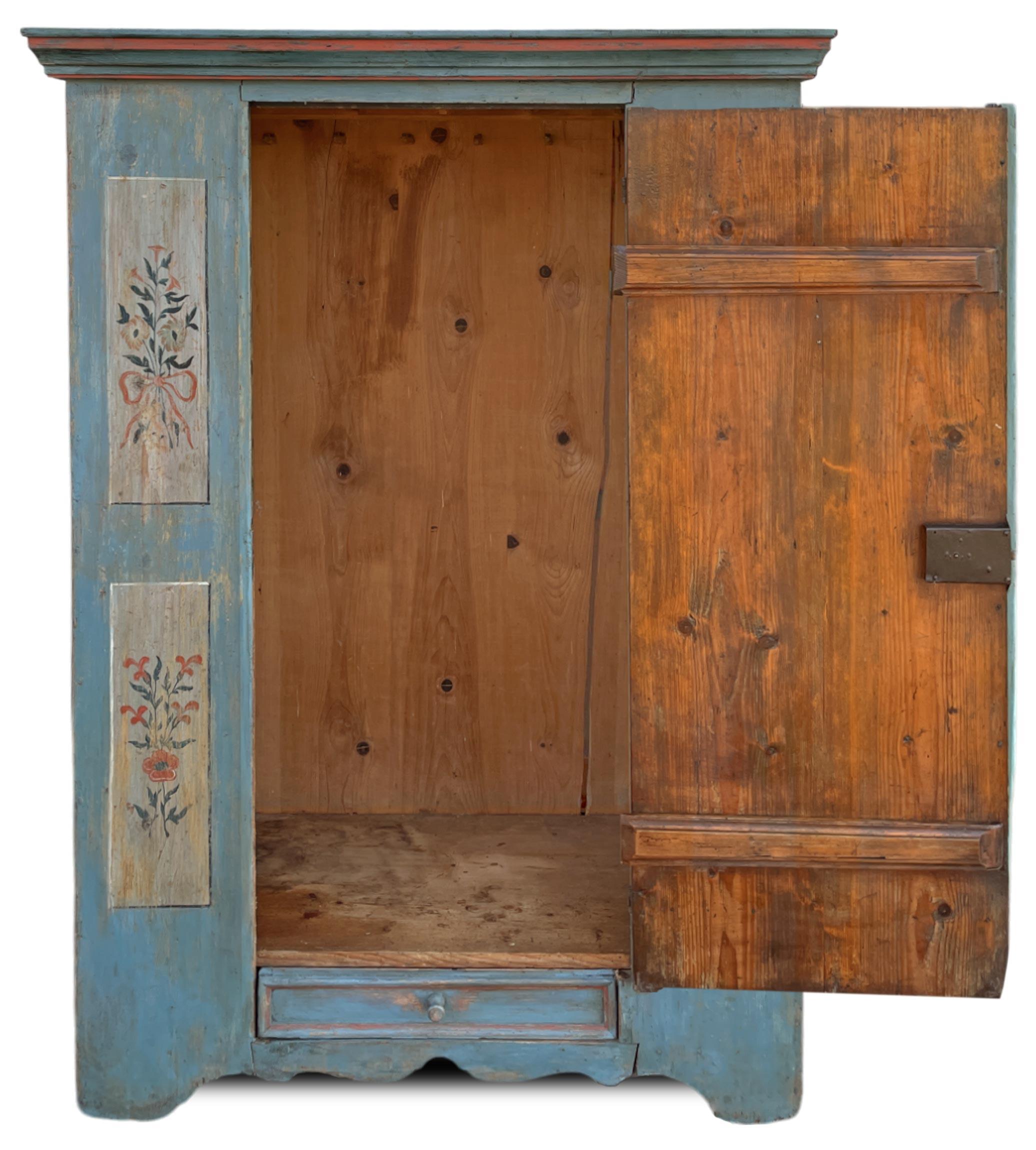 Fine XVIII secolo 1793 Credenza dipinta con fiori blu chiaro