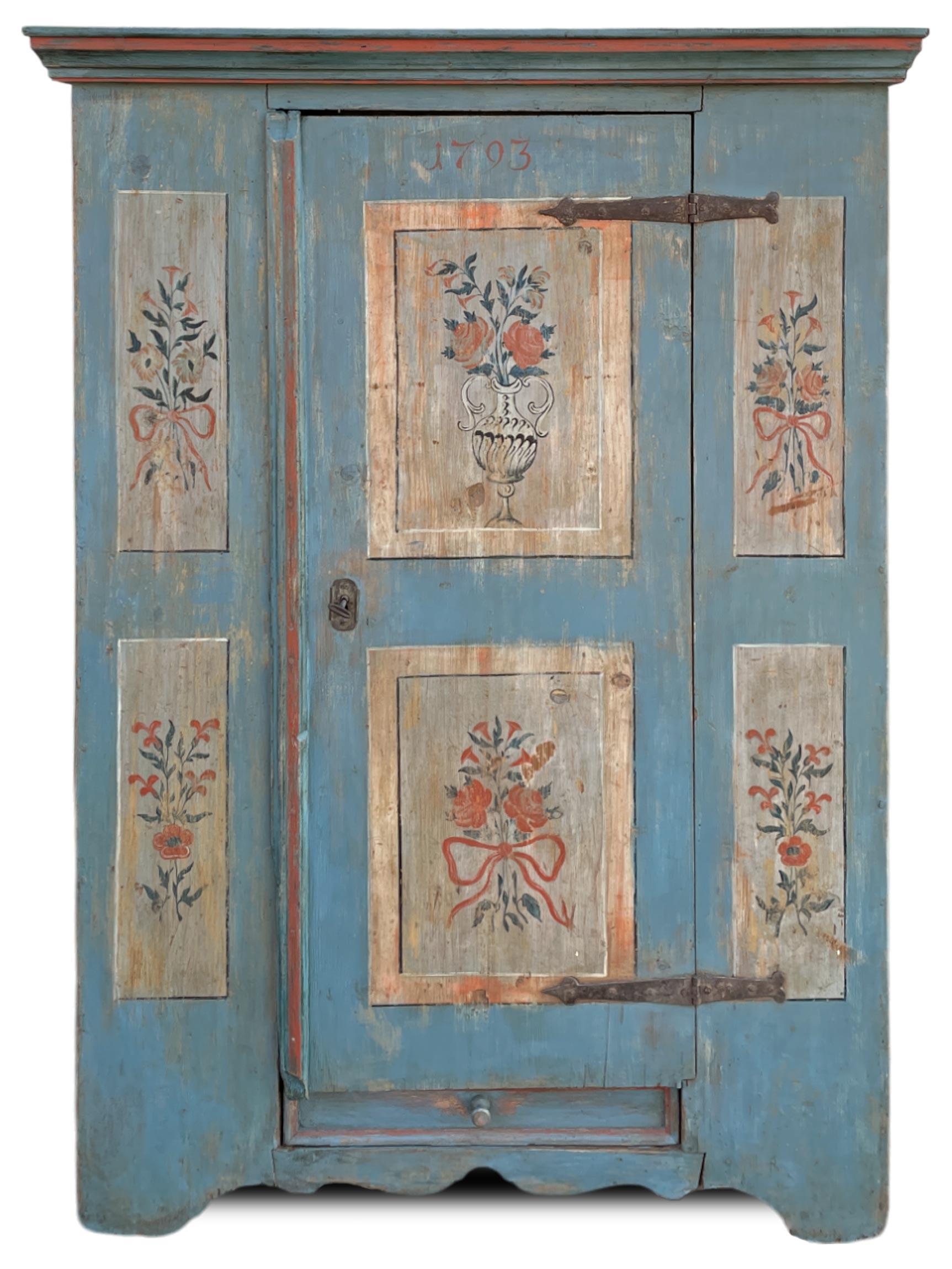 Abete 1793 Credenza dipinta con fiori blu chiaro