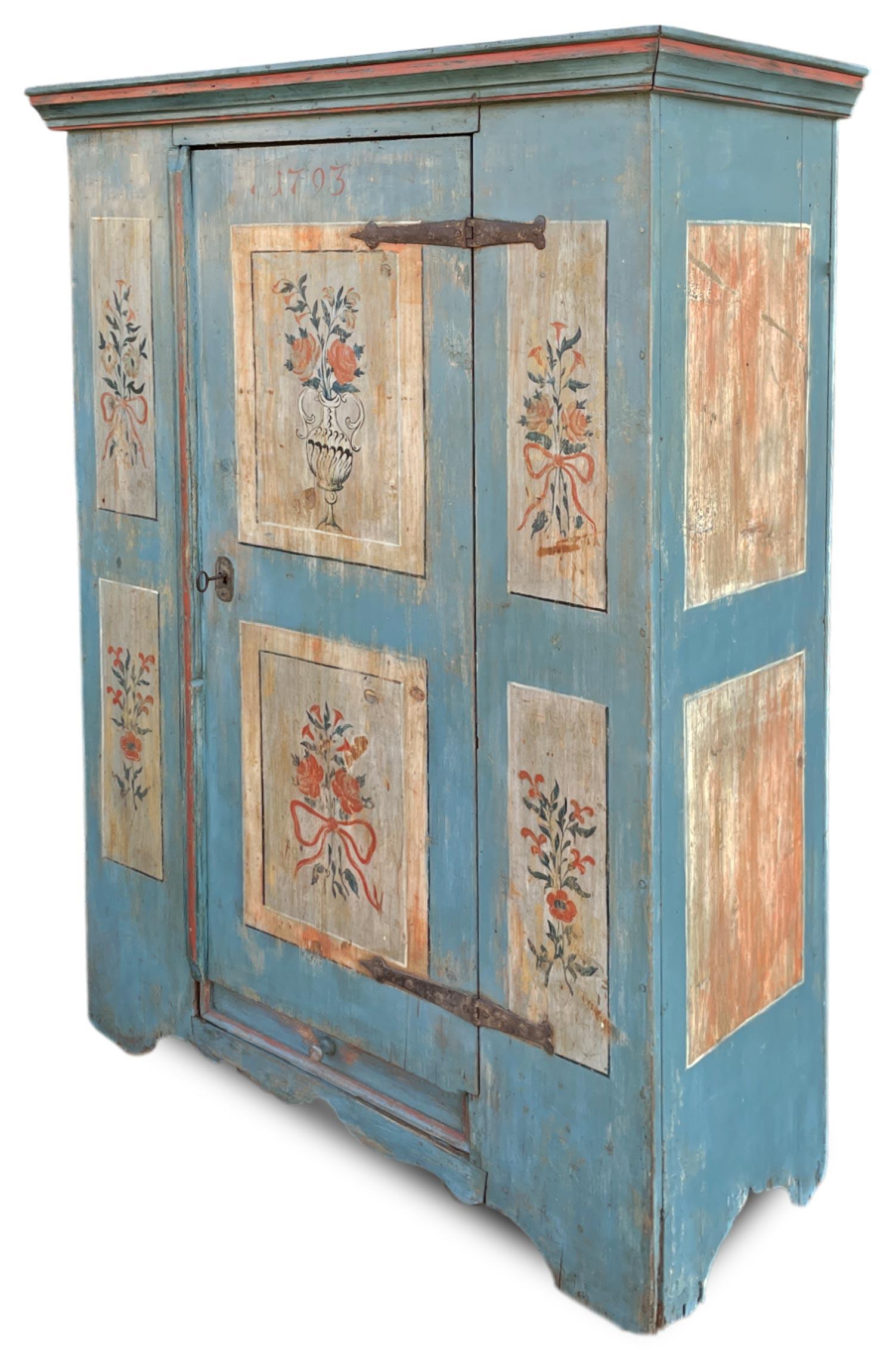 1793 Credenza dipinta con fiori blu chiaro 1