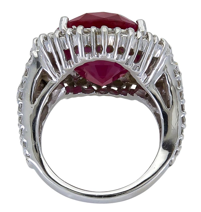 Taille coussin 17.94 Carat Cushion Cut Ruby and Diamond Halo Engagement Ring (bague de fiançailles avec halo de diamants et rubis) en vente