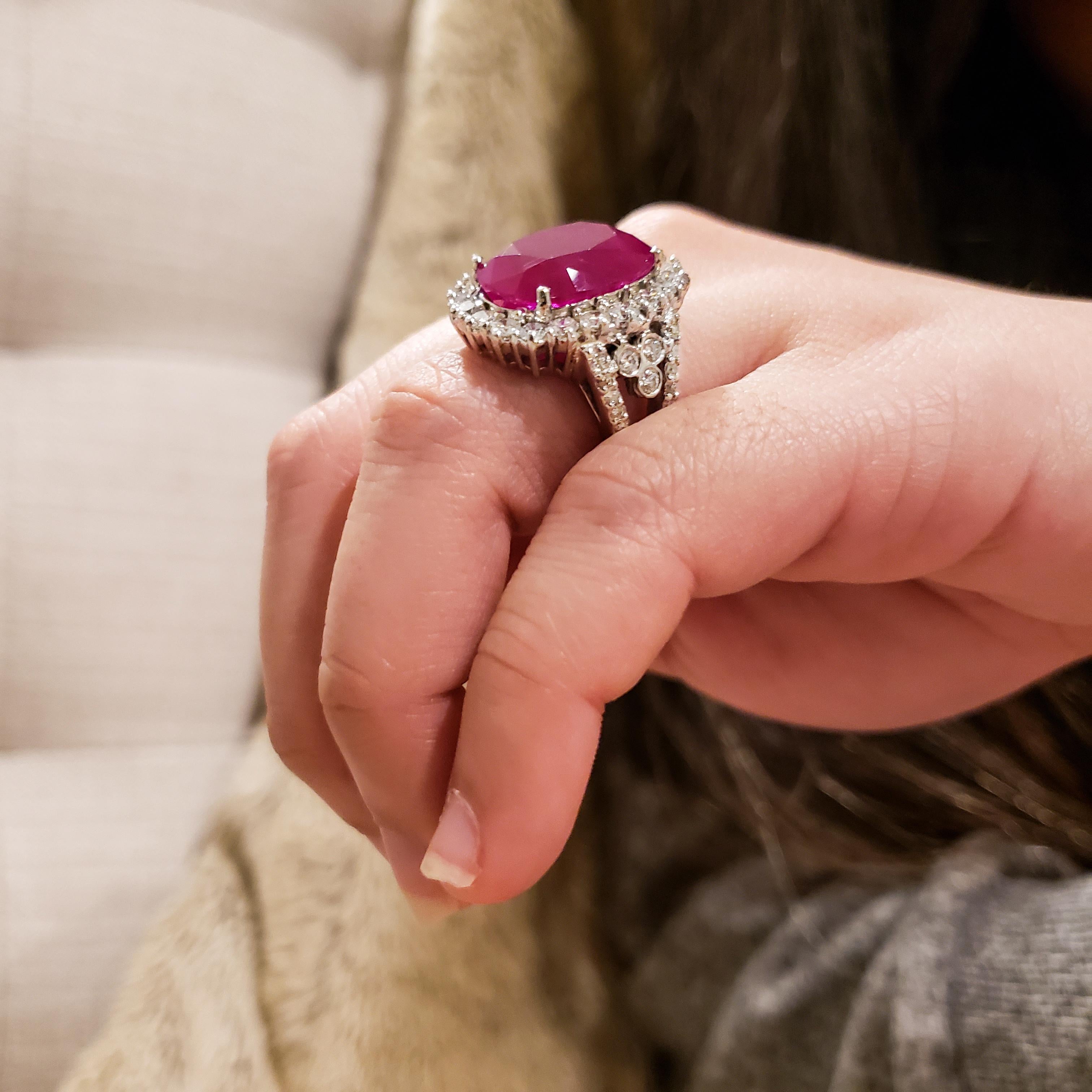 17.94 Carat Cushion Cut Ruby and Diamond Halo Engagement Ring (bague de fiançailles avec halo de diamants et rubis) en vente 1