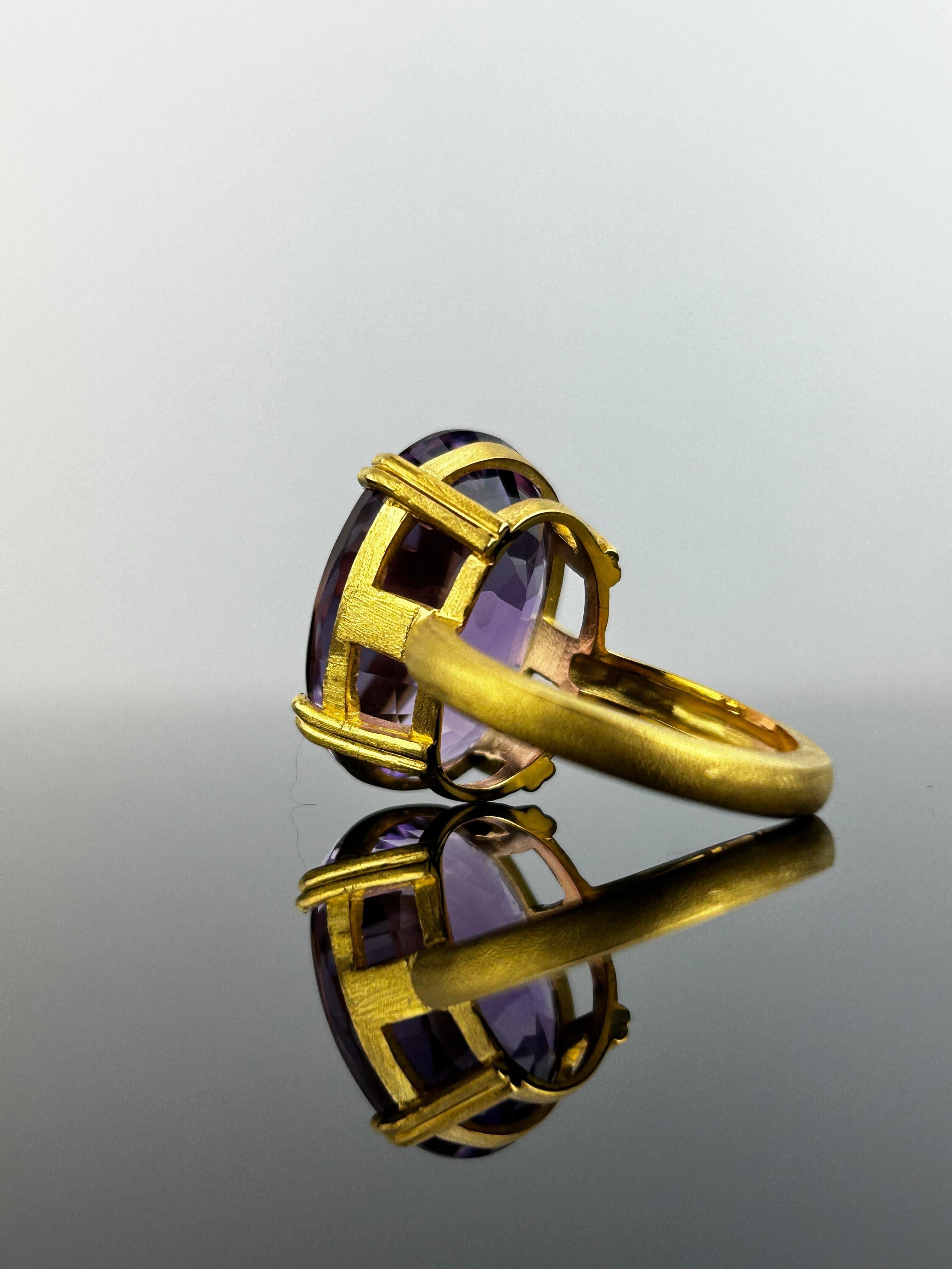 Art Deco 17.95 Carat Amethyst 18k Yellow Gold Cocktail Ring For Sale