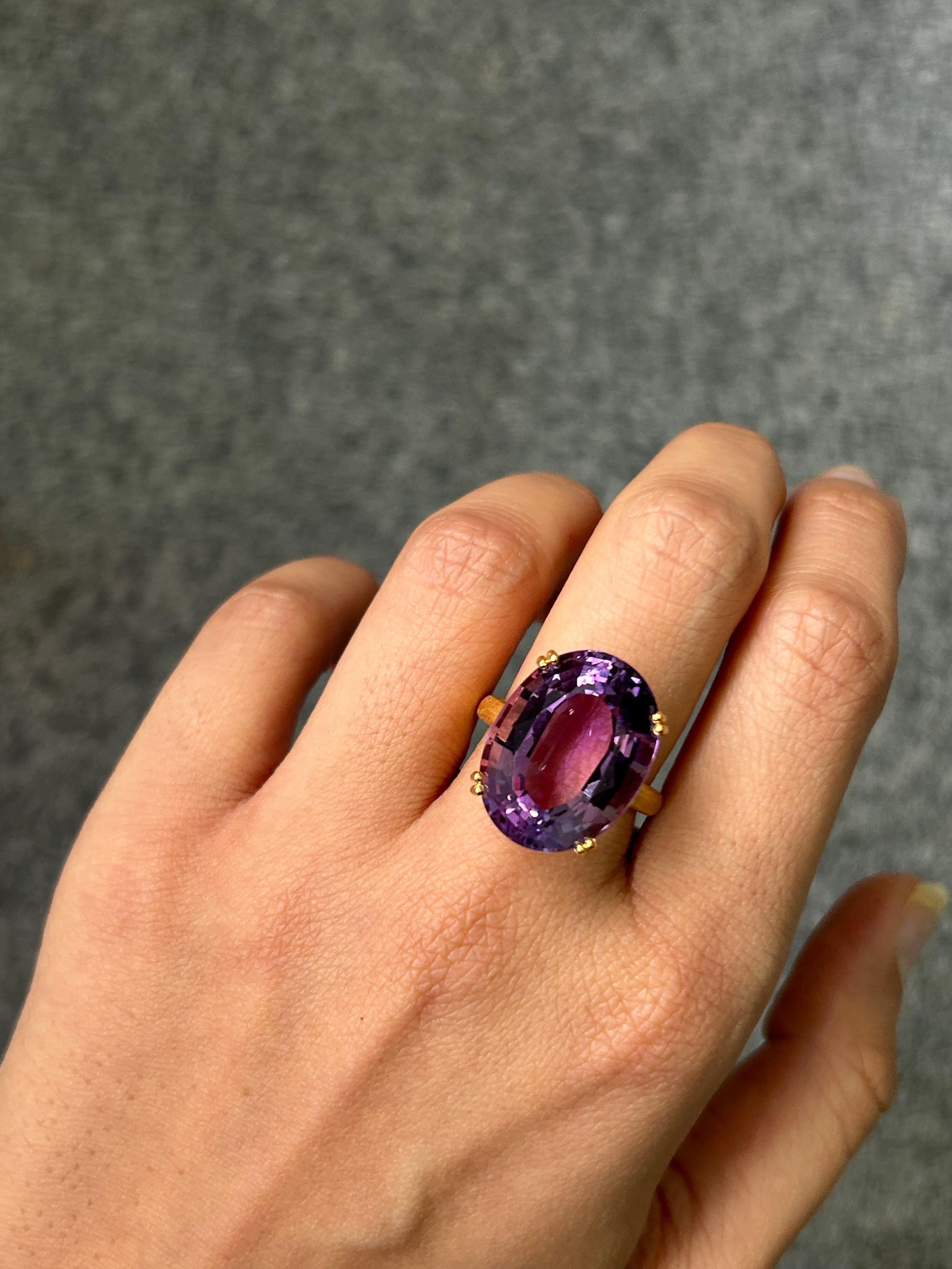 17.95 Carat Amethyst 18k Yellow Gold Cocktail Ring In New Condition For Sale In Bangkok, Thailand