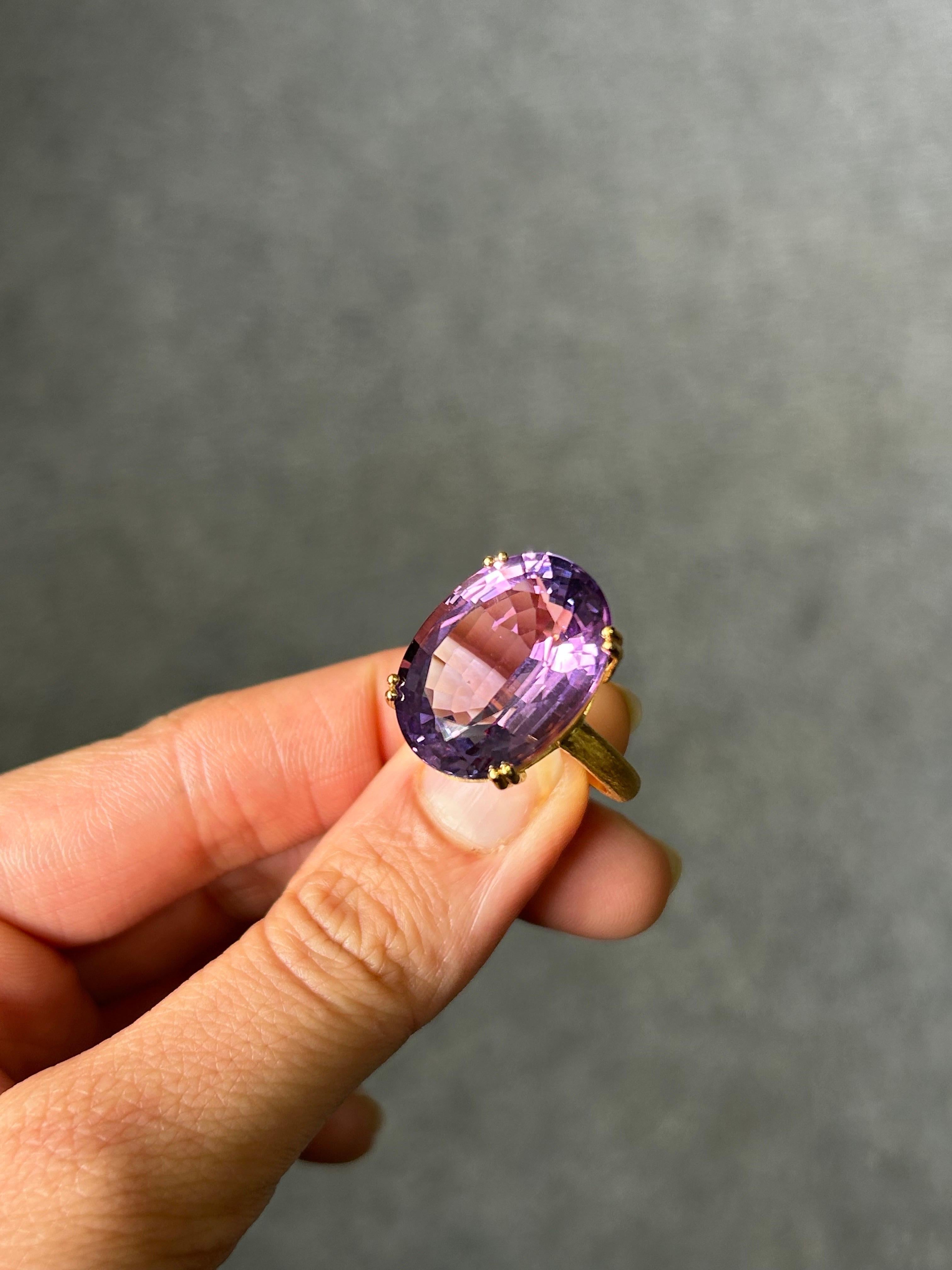Women's or Men's 17.95 Carat Amethyst 18k Yellow Gold Cocktail Ring For Sale
