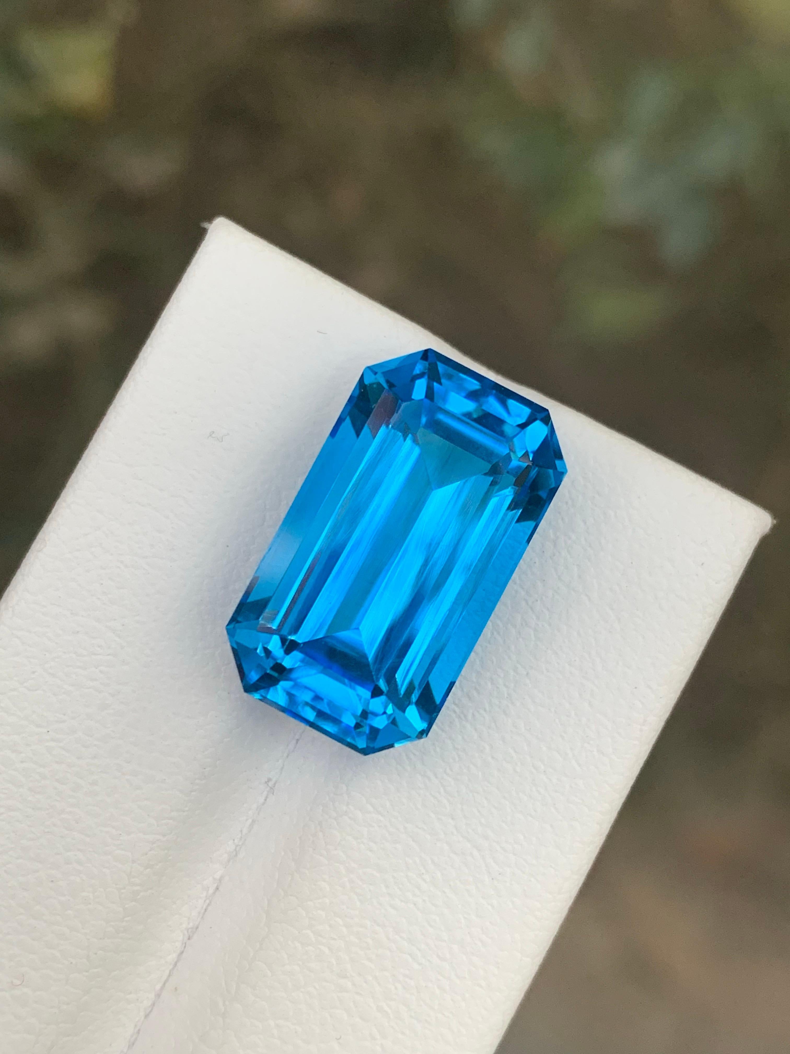 Arts and Crafts 17,95 Carati Nature sciolti Topazio Blu Svizzero Forma Smeraldo Gemma dal Brasile in vendita