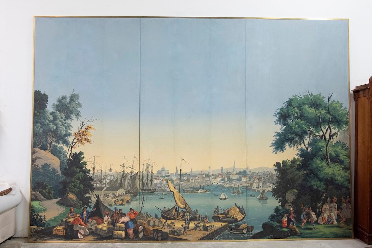 Mit bedrucktem Papier verzierte Tafeln, die eine idyllische Szene des Hafens von Boston, Frankreich, darstellen. 
Das Motiv stammt aus der Serie 