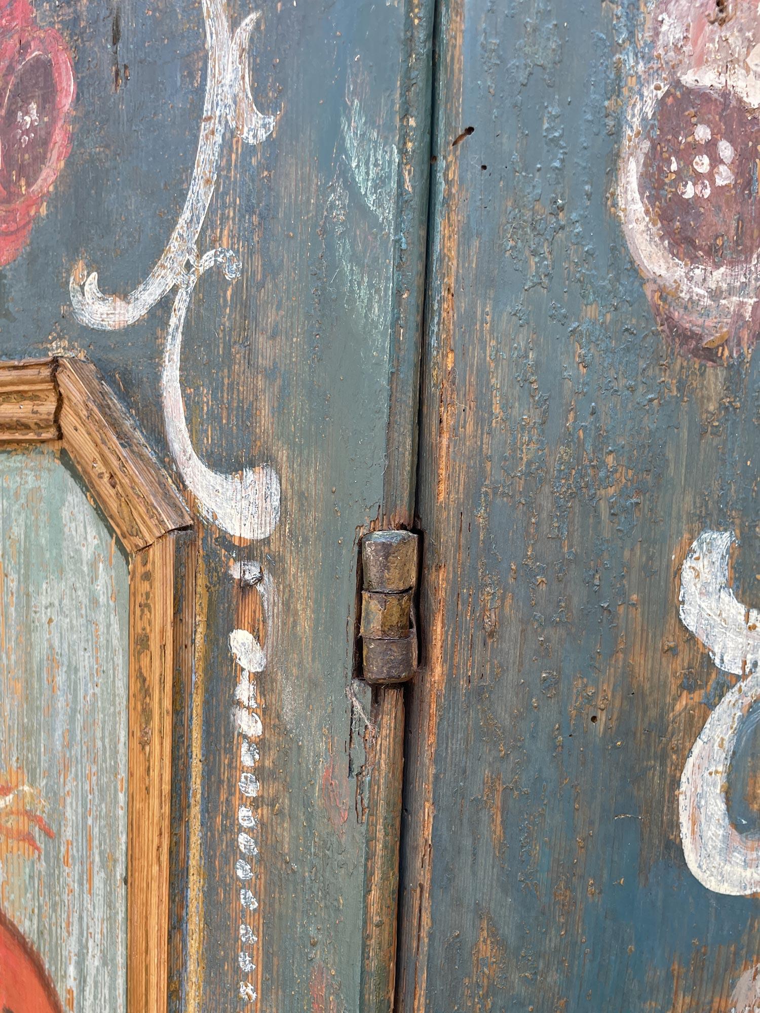Armoire à deux portes peinte à motifs floraux bleus de 1799 6