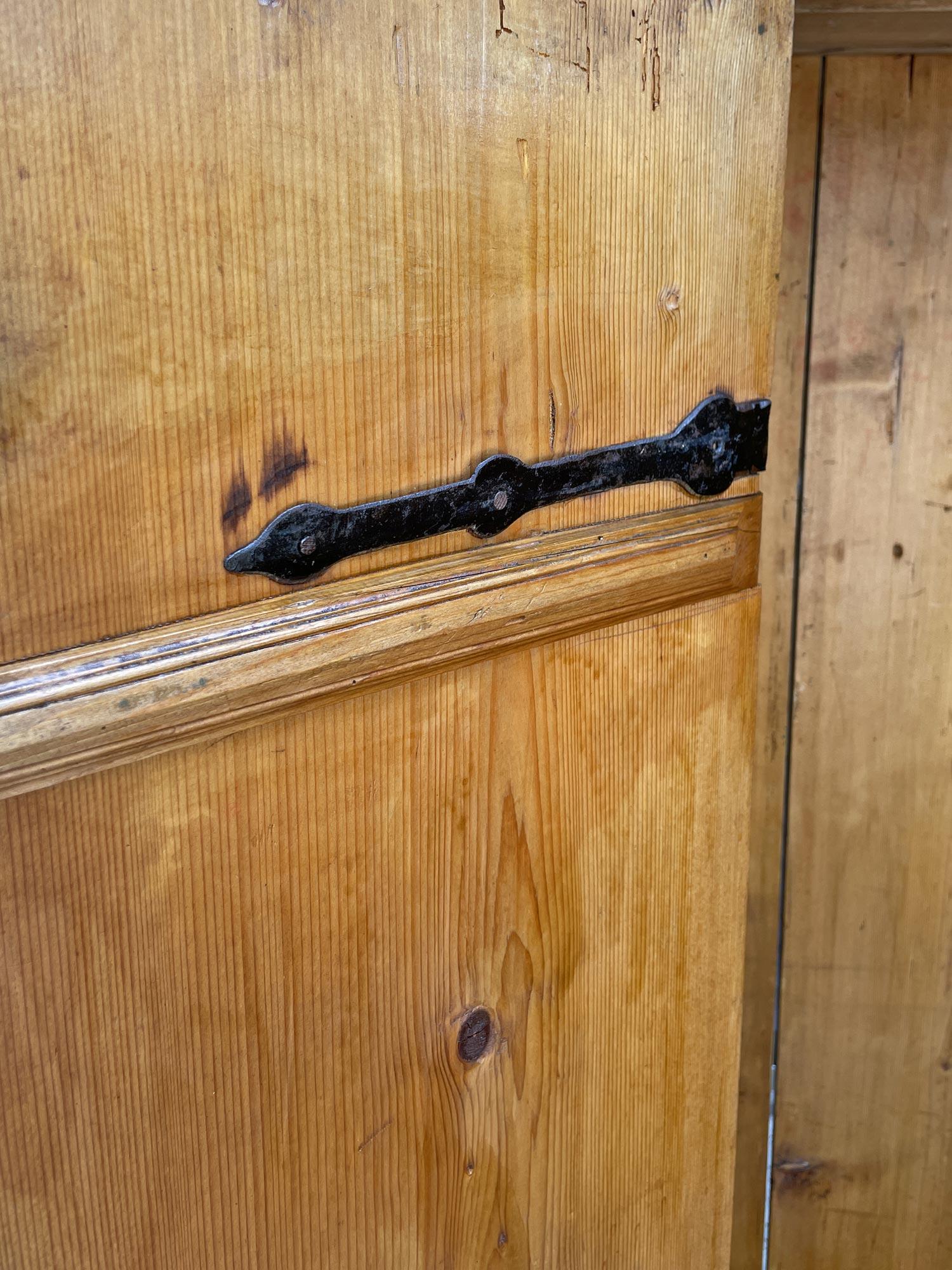 Armoire à deux portes peinte à motifs floraux bleus de 1799 7