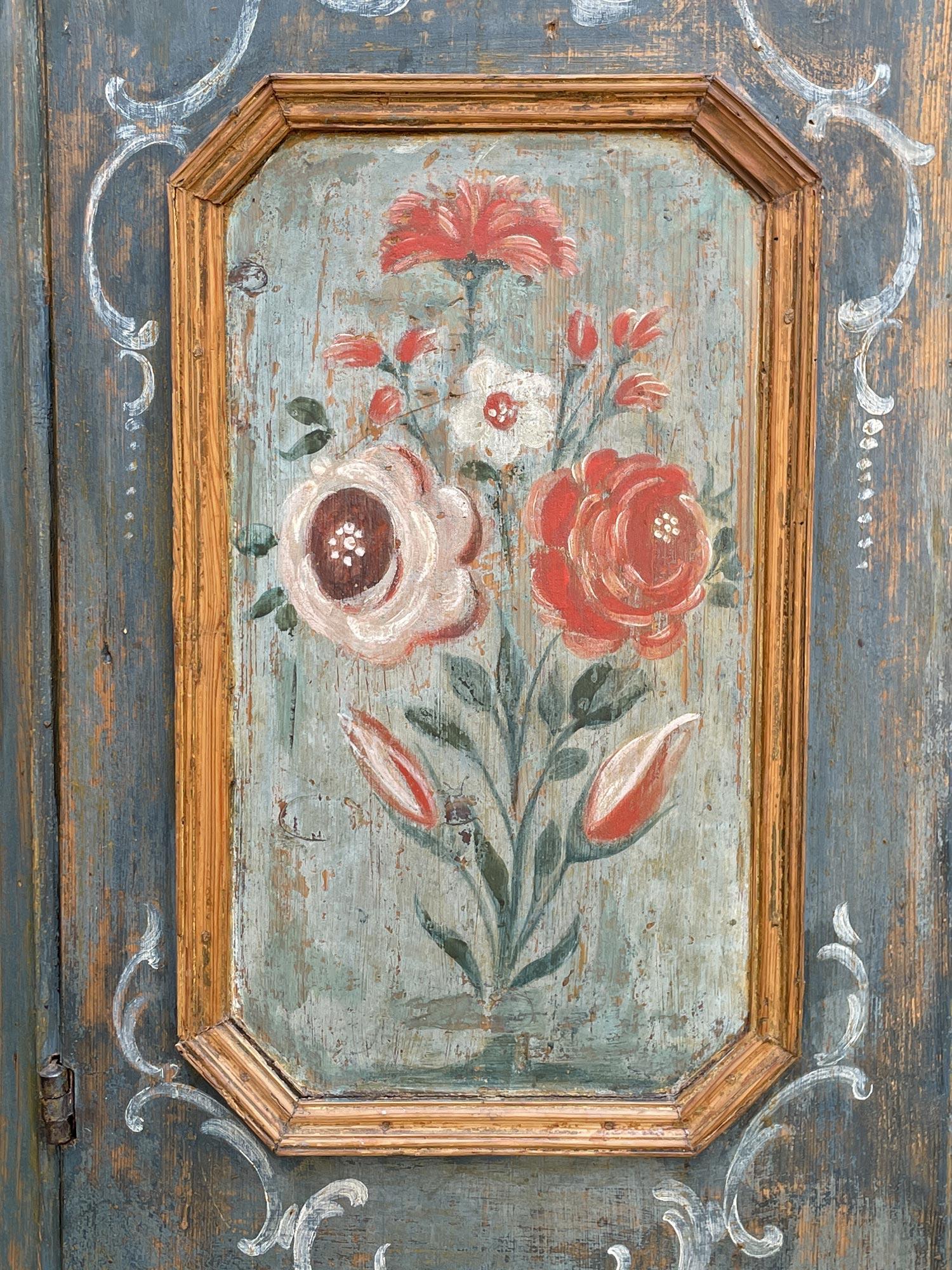 Sculpté à la main Armoire à deux portes peinte à motifs floraux bleus de 1799