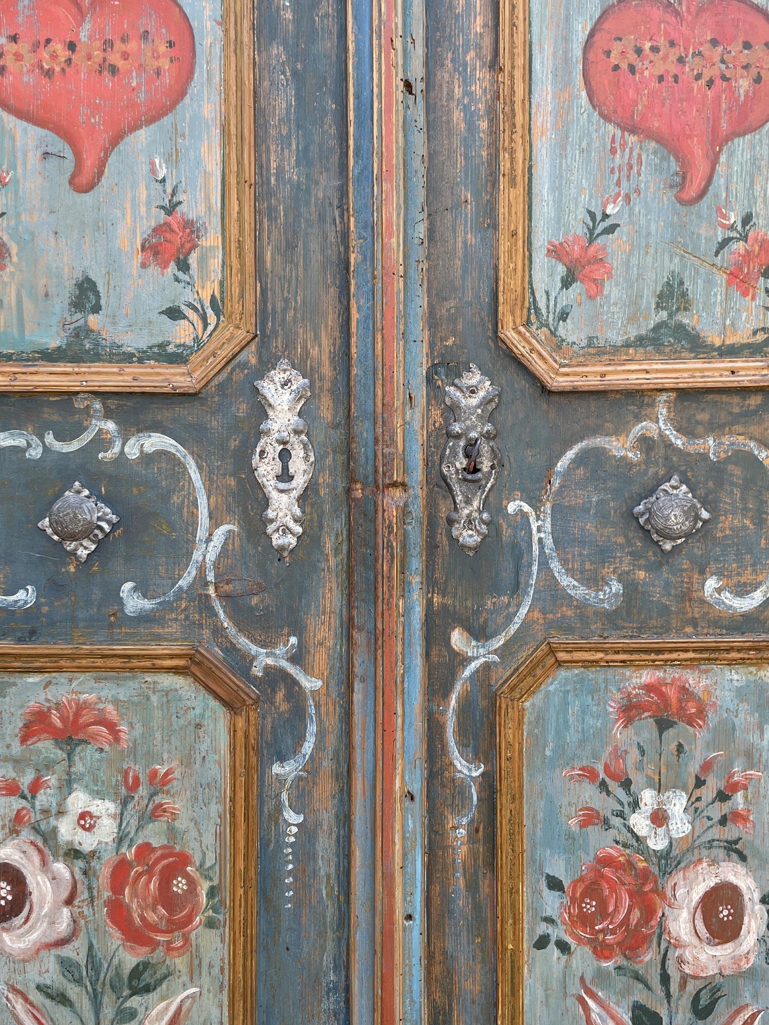 Armoire à deux portes peinte à motifs floraux bleus de 1799 Bon état à Vo', Veneto