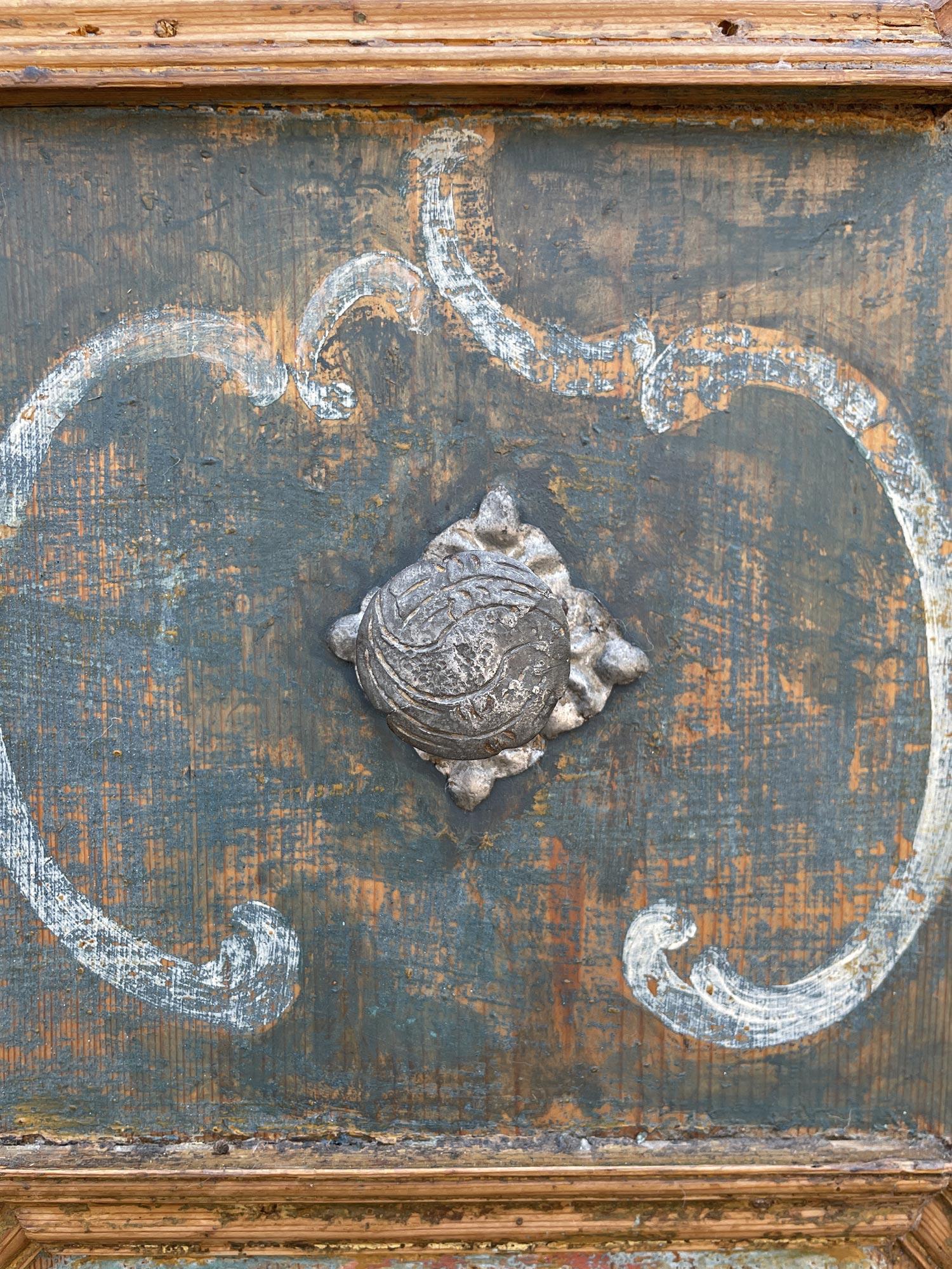 Fin du XVIIIe siècle Armoire à deux portes peinte à motifs floraux bleus de 1799