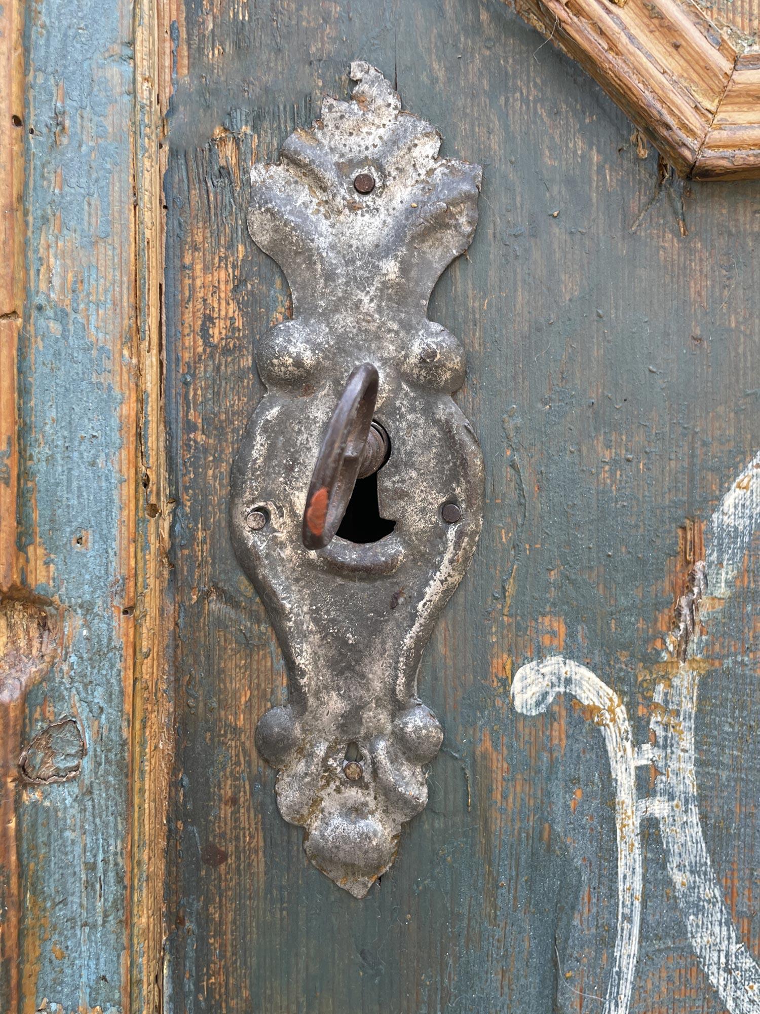 Sapin Armoire à deux portes peinte à motifs floraux bleus de 1799