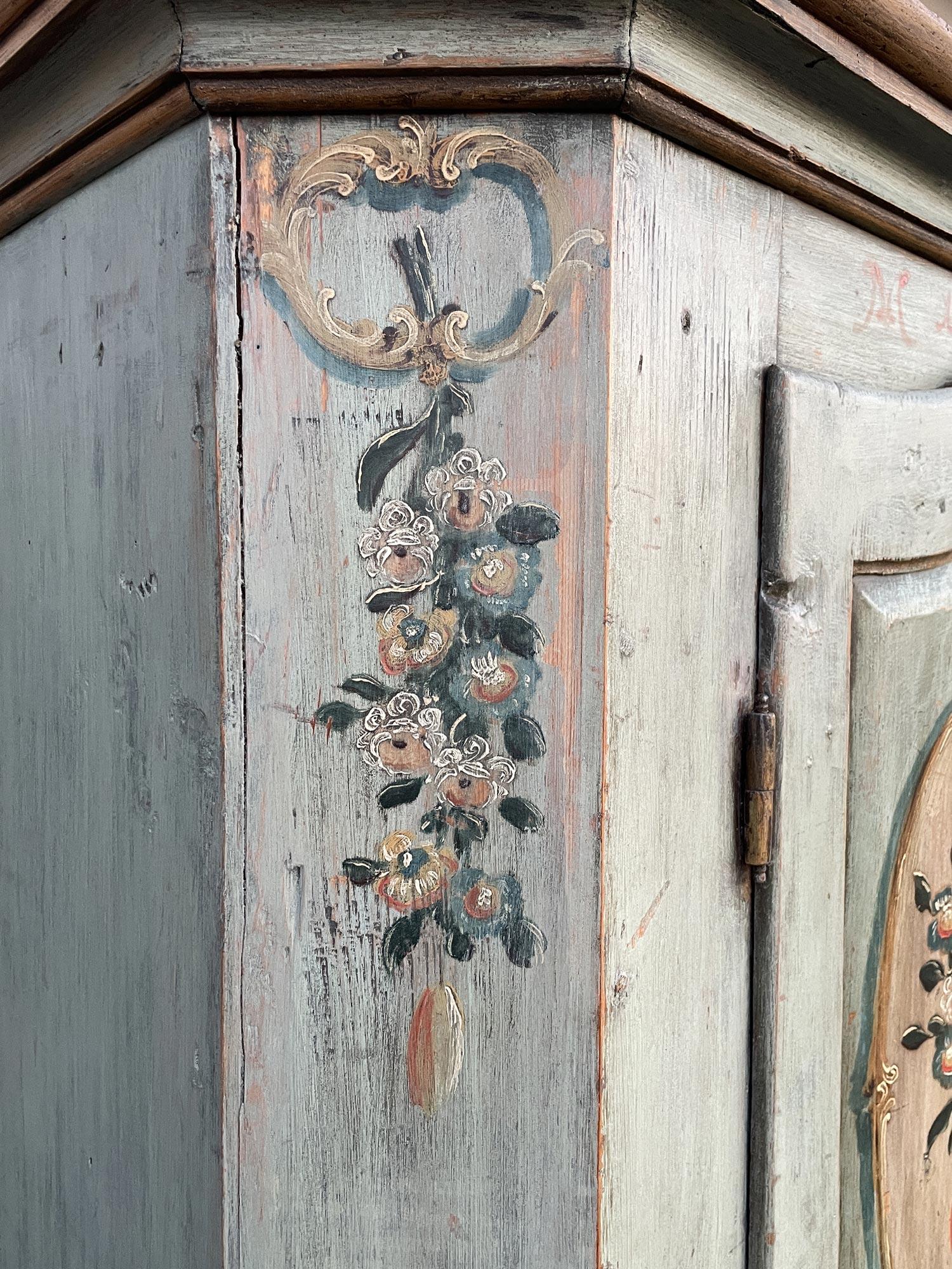 1799 Light Green Floral Painted Cabinet In Good Condition In Albignasego, IT