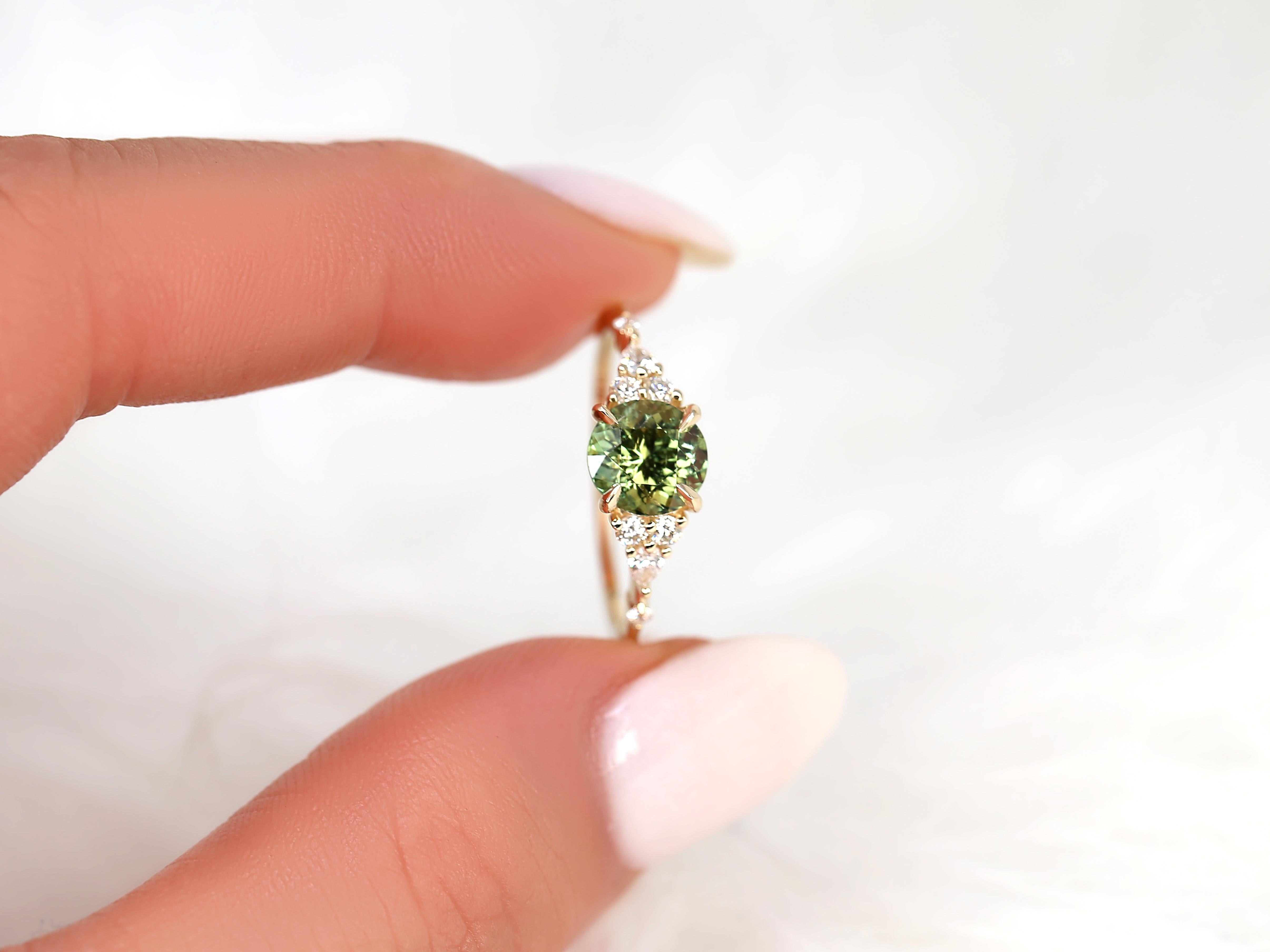 Anastasia, bague grappe ronde en or 14 carats, saphir vert thé sarcelle et diamants 1,79 carat en vente 6
