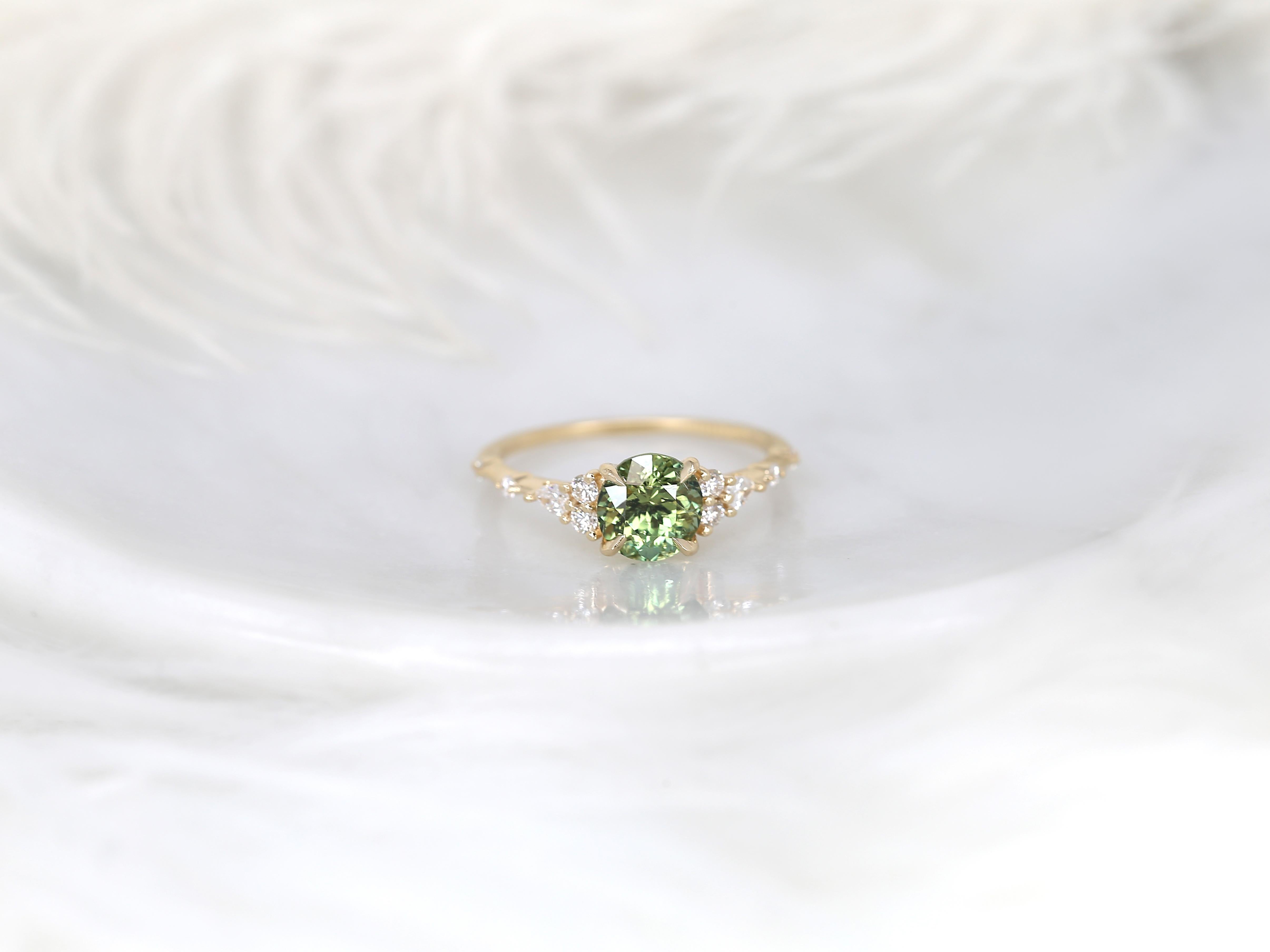 Anastasia, bague grappe ronde en or 14 carats, saphir vert thé sarcelle et diamants 1,79 carat en vente 7