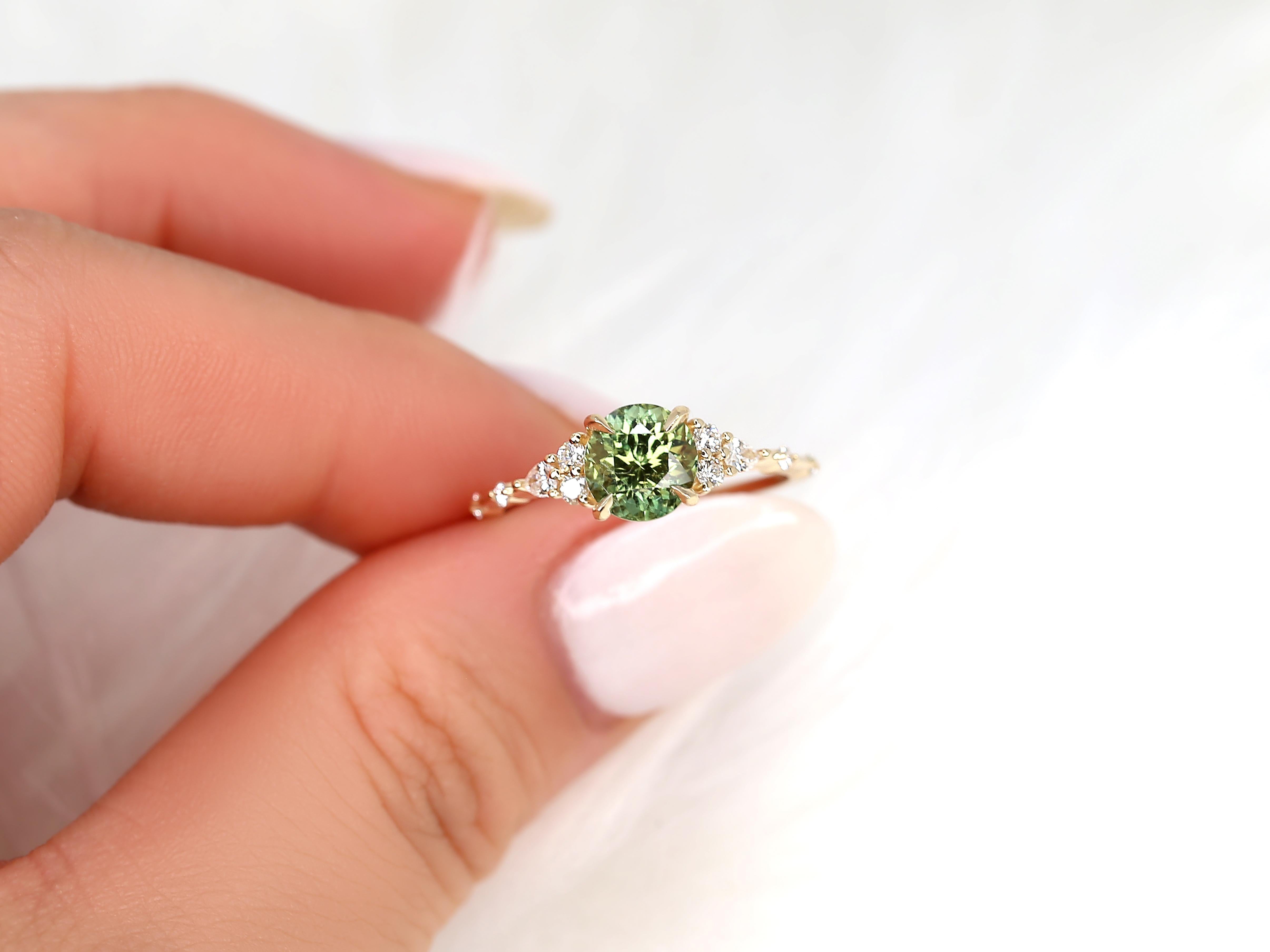 Taille ronde Anastasia, bague grappe ronde en or 14 carats, saphir vert thé sarcelle et diamants 1,79 carat en vente