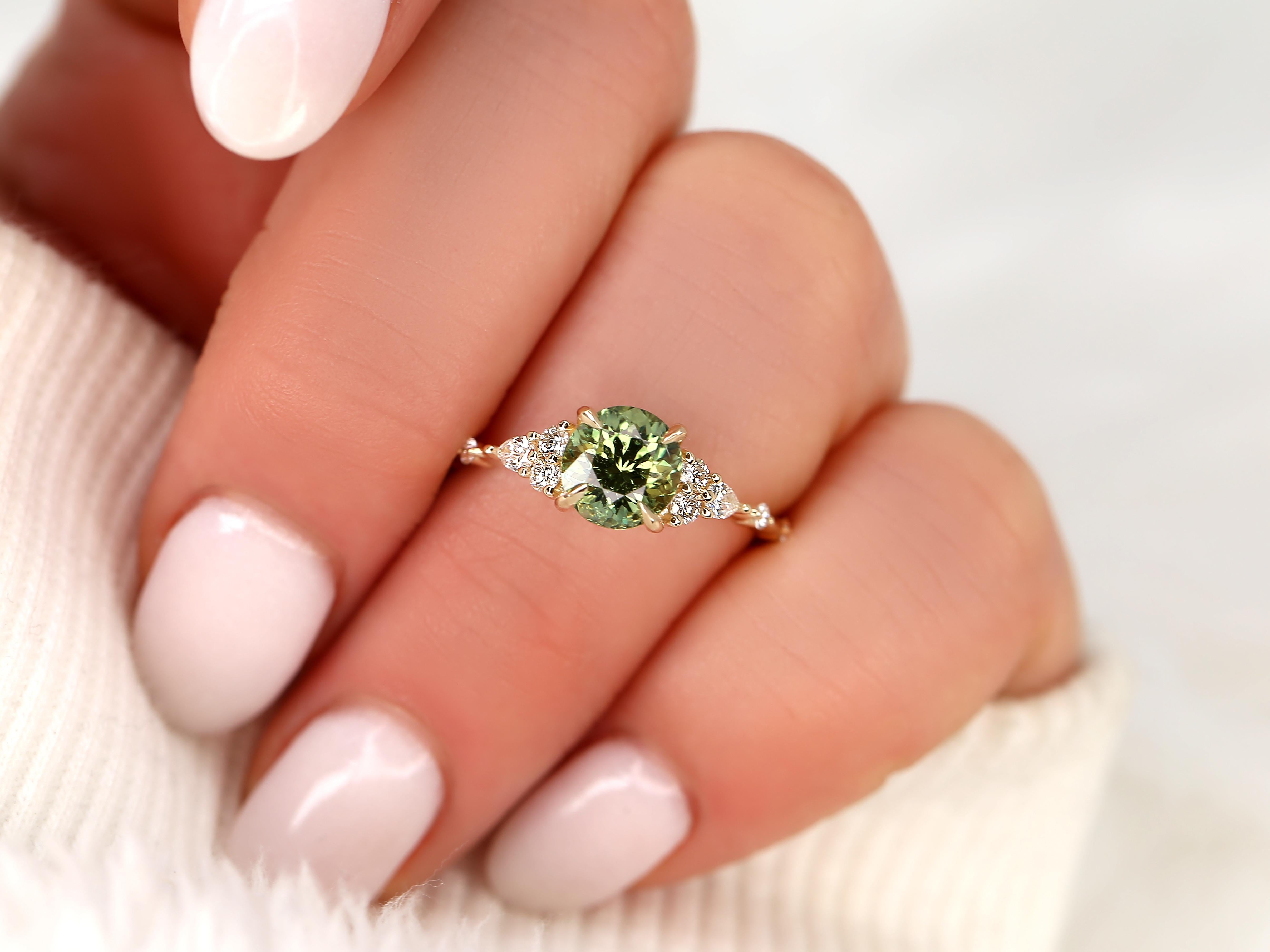 Anastasia, bague grappe ronde en or 14 carats, saphir vert thé sarcelle et diamants 1,79 carat Neuf - En vente à Chicago, IL
