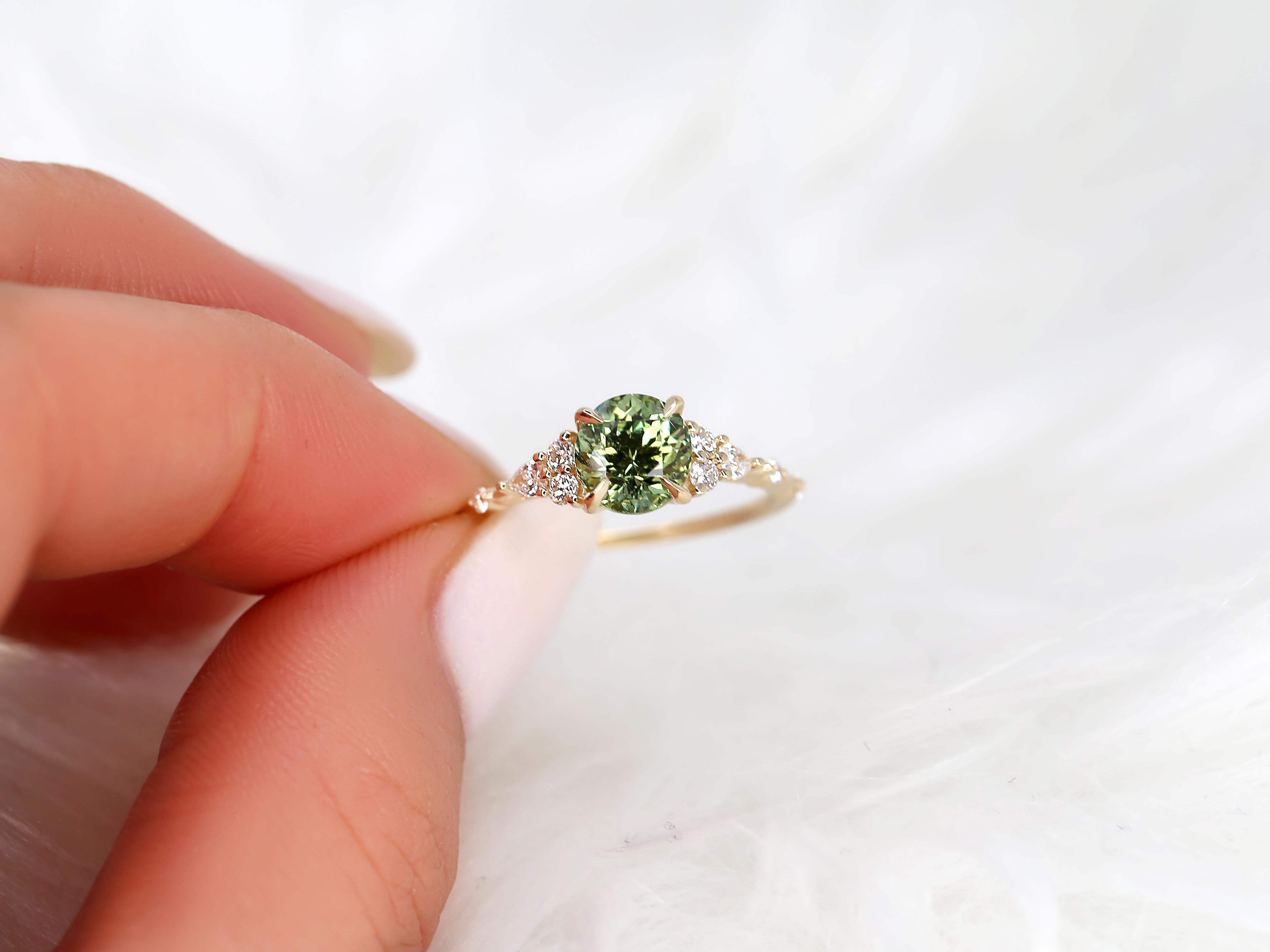 Anastasia, bague grappe ronde en or 14 carats, saphir vert thé sarcelle et diamants 1,79 carat en vente 1