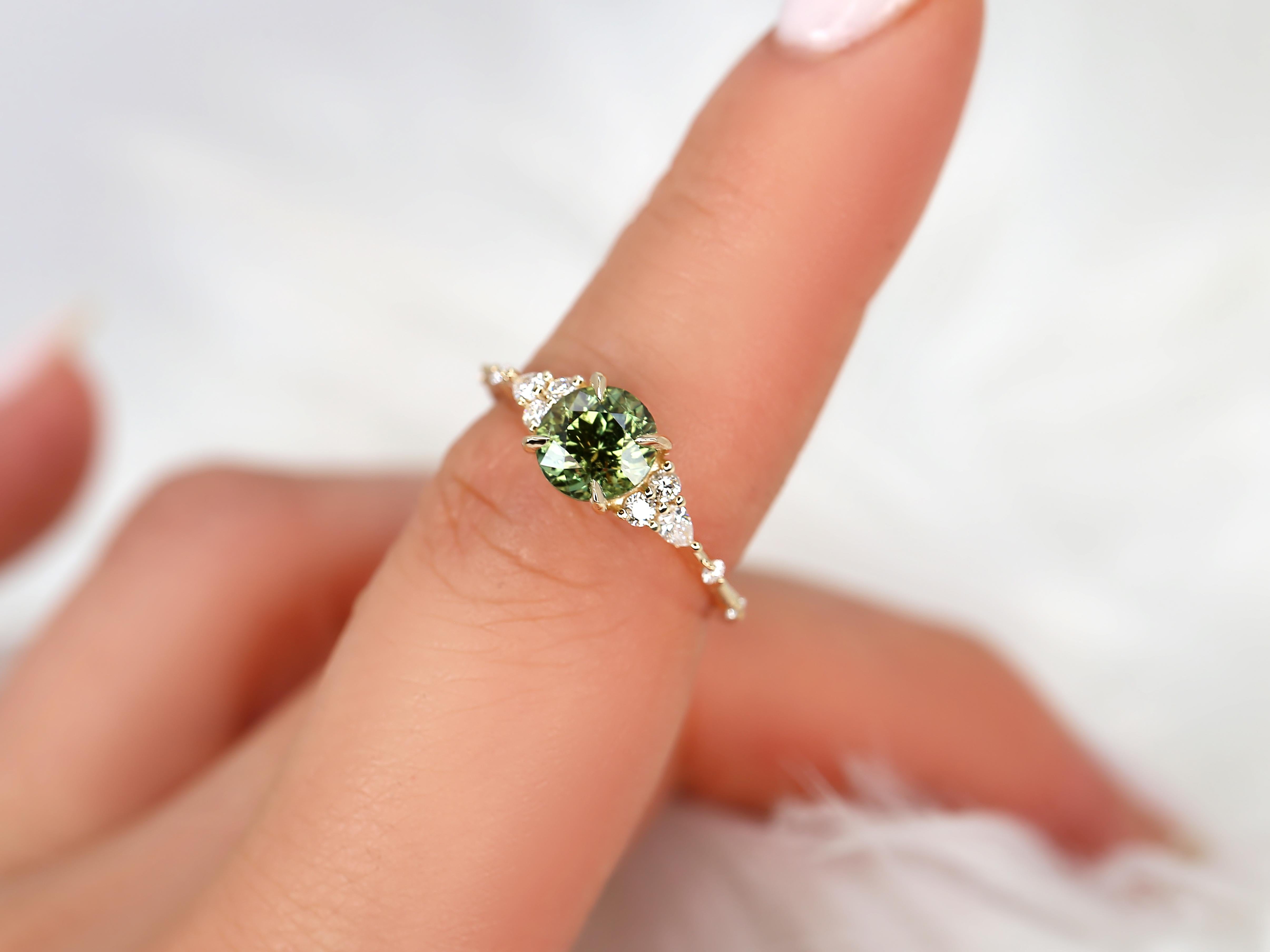 Anastasia, bague grappe ronde en or 14 carats, saphir vert thé sarcelle et diamants 1,79 carat en vente 2