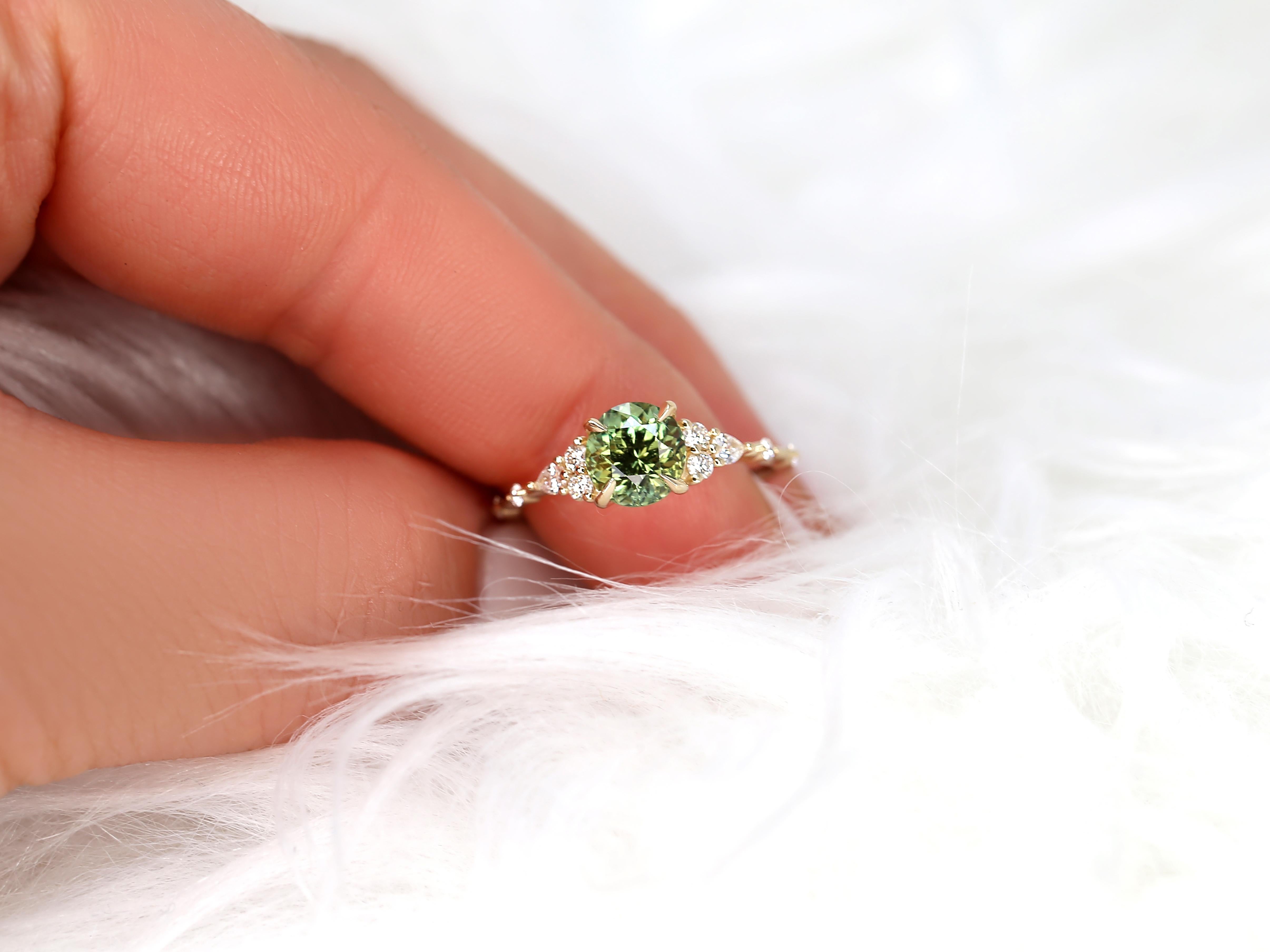 Anastasia, bague grappe ronde en or 14 carats, saphir vert thé sarcelle et diamants 1,79 carat en vente 3
