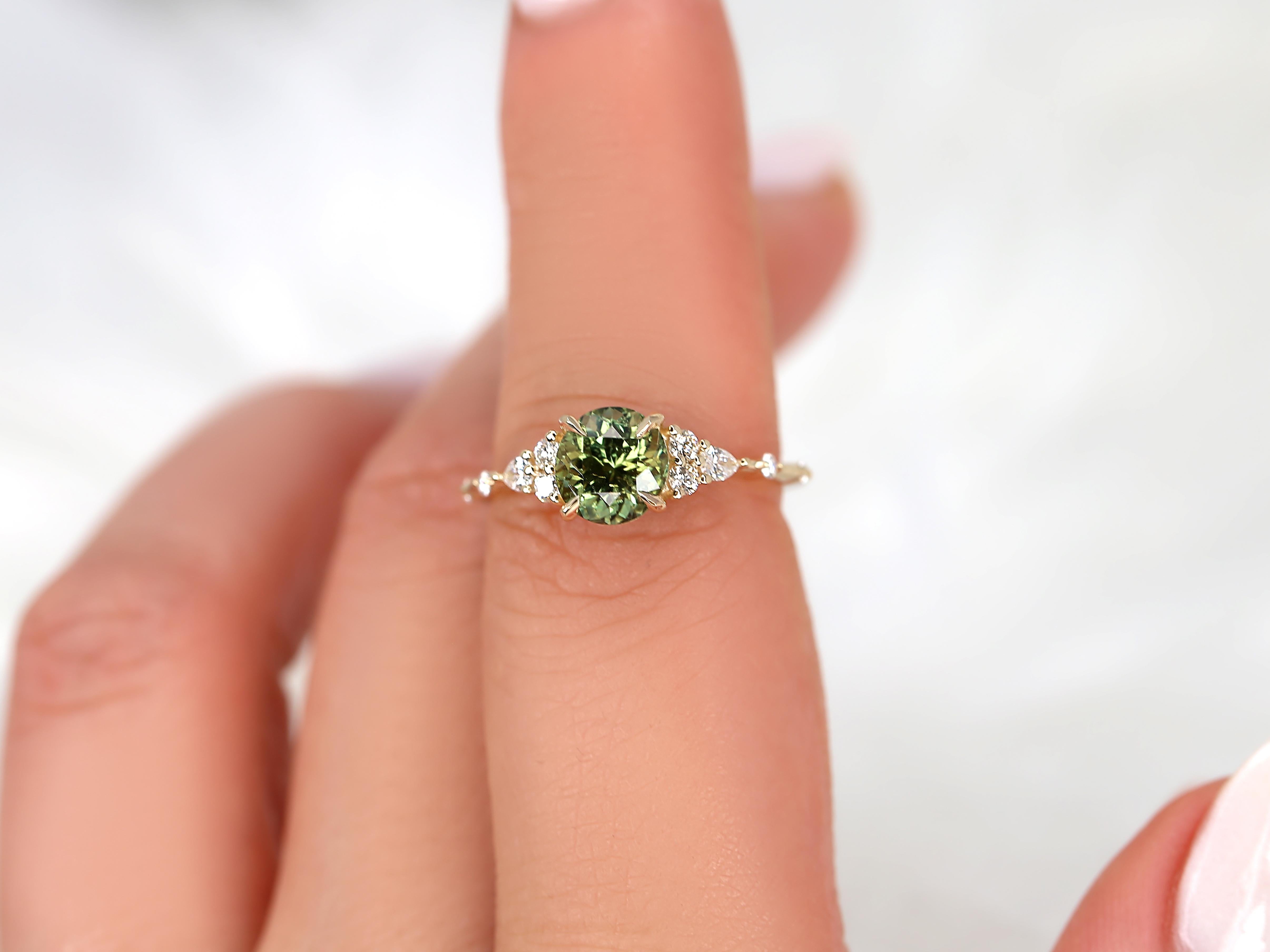 Anastasia, bague grappe ronde en or 14 carats, saphir vert thé sarcelle et diamants 1,79 carat en vente 4