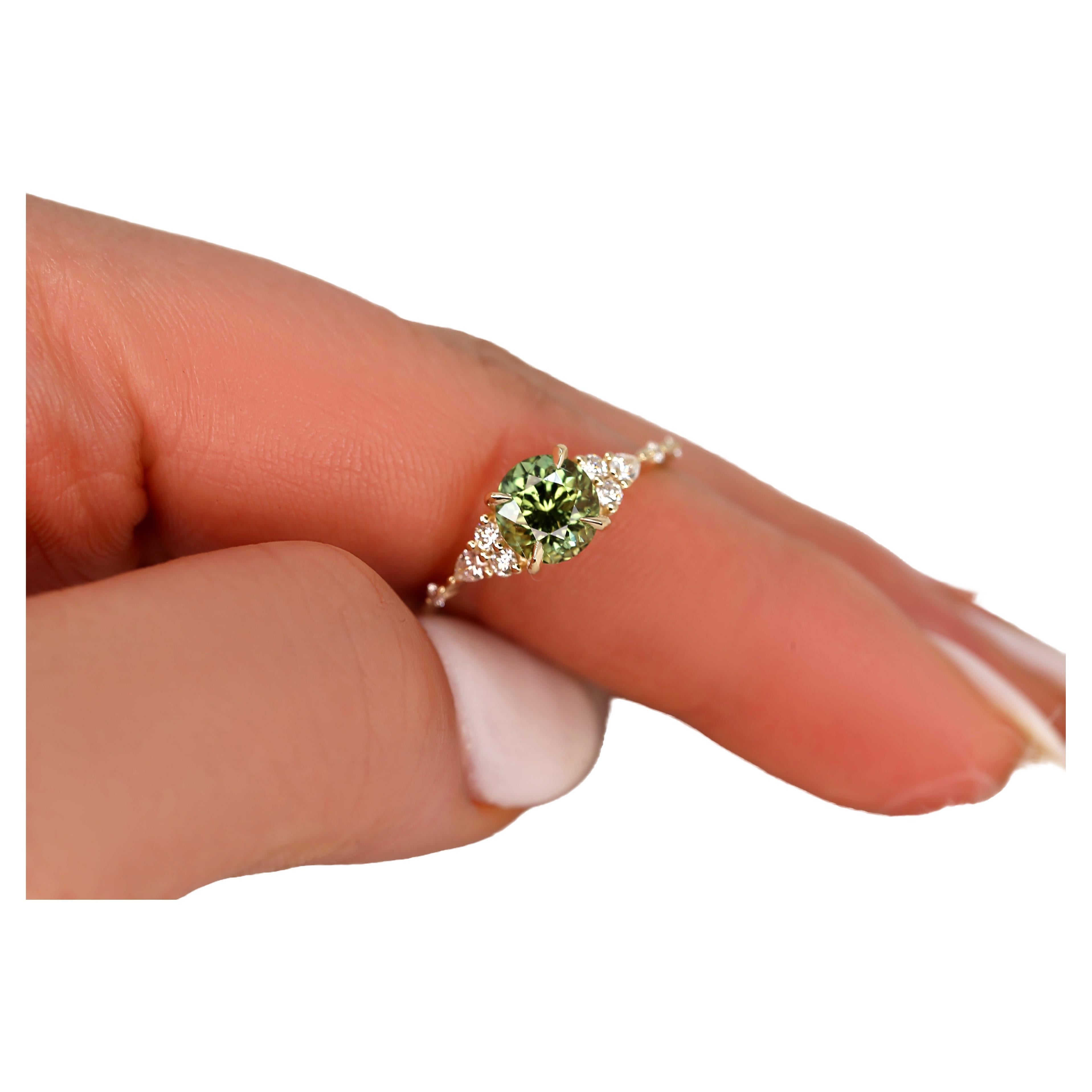 Anastasia, bague grappe ronde en or 14 carats, saphir vert thé sarcelle et diamants 1,79 carat en vente