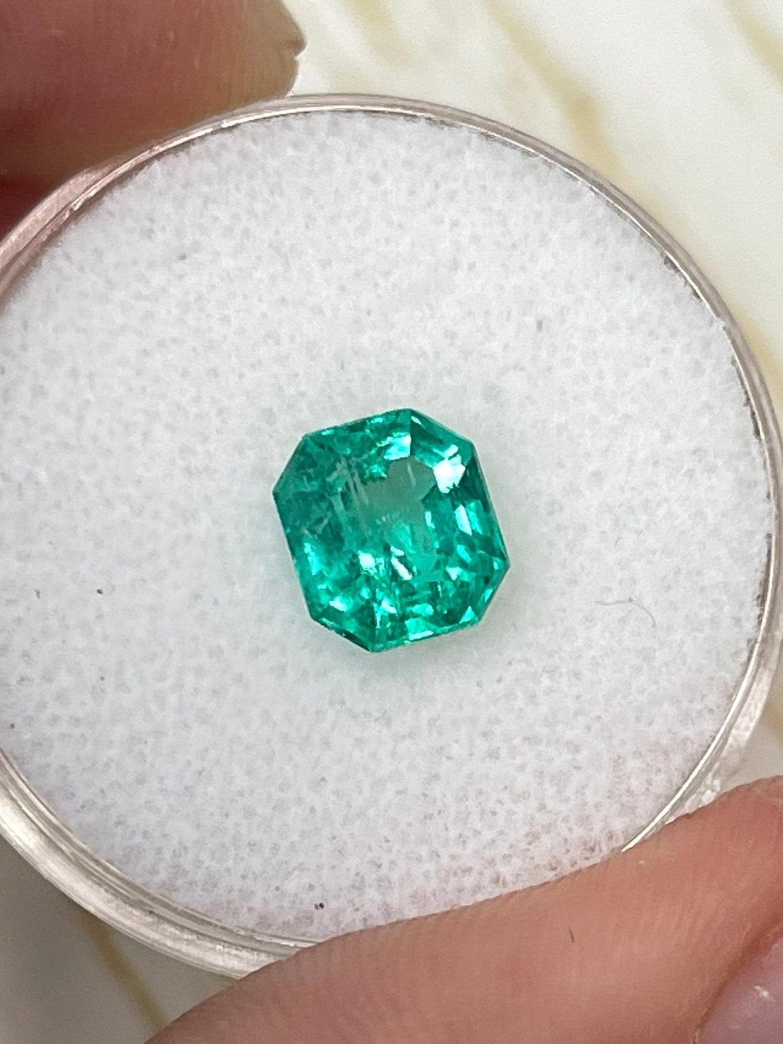 Moderne 1.79ct Crystalline Green Asscher Cut Colombian Gem 7.5x7 Genuine May Birthstone (pierre de naissance de mai) en vente