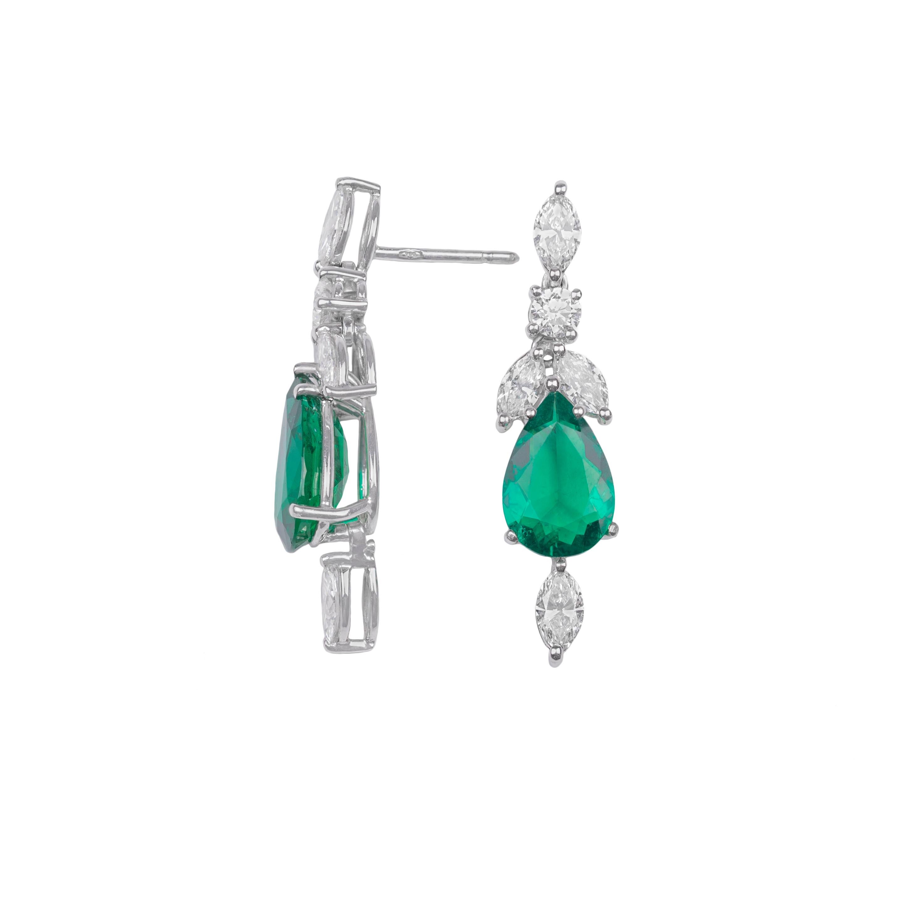 1.79ct White Diamond and 4.23ct Pear Cut Emerald Earrings  In New Condition In Rome, IT