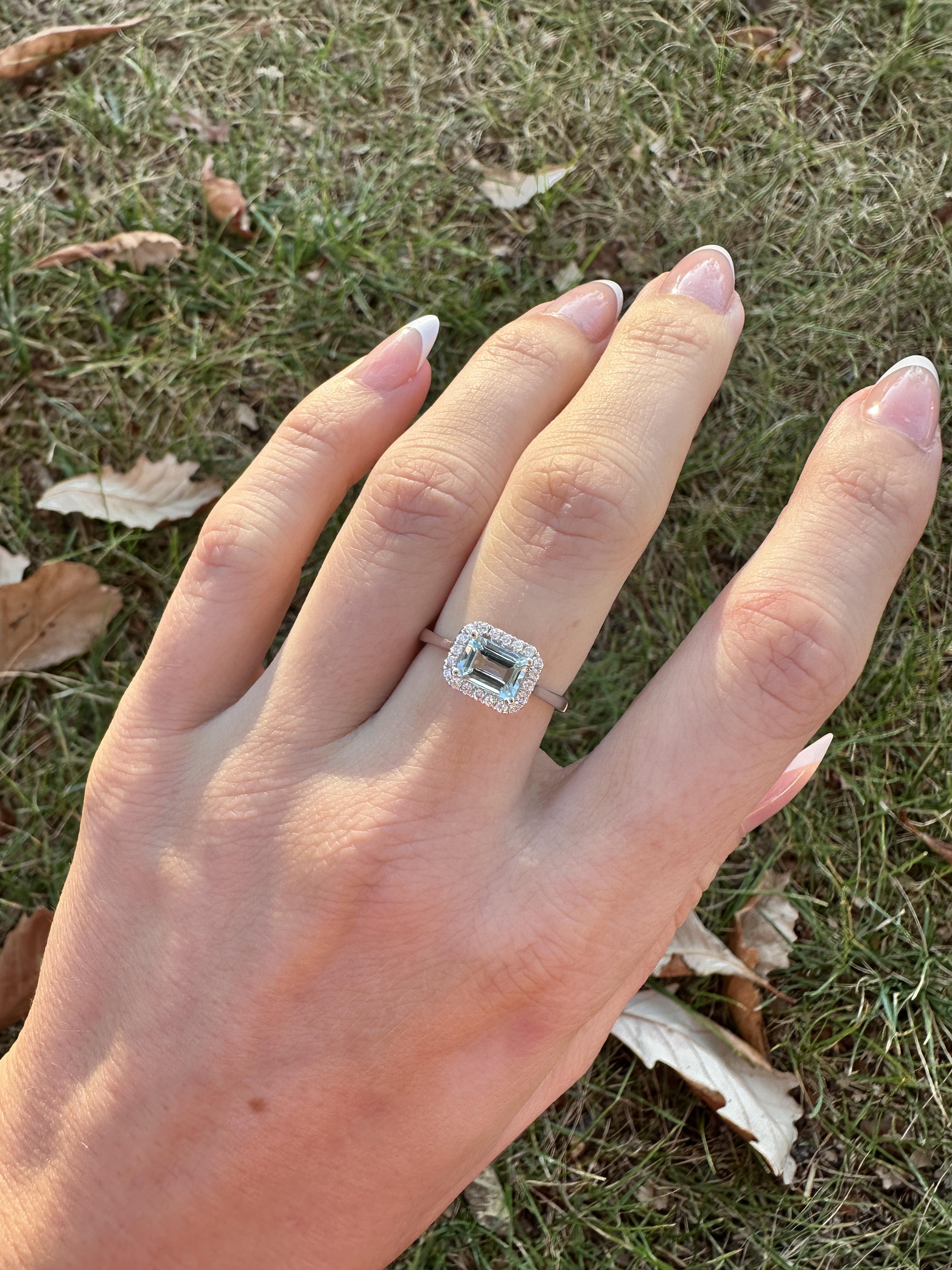 Questo bellissimo anello east west presenta un'acquamarina scintillante dal taglio smeraldo in oro bianco 14 carati con un'incantevole aureola di diamanti naturali. Questo anello è un bellissimo regalo per i tuoi cari!

**Offriamo il