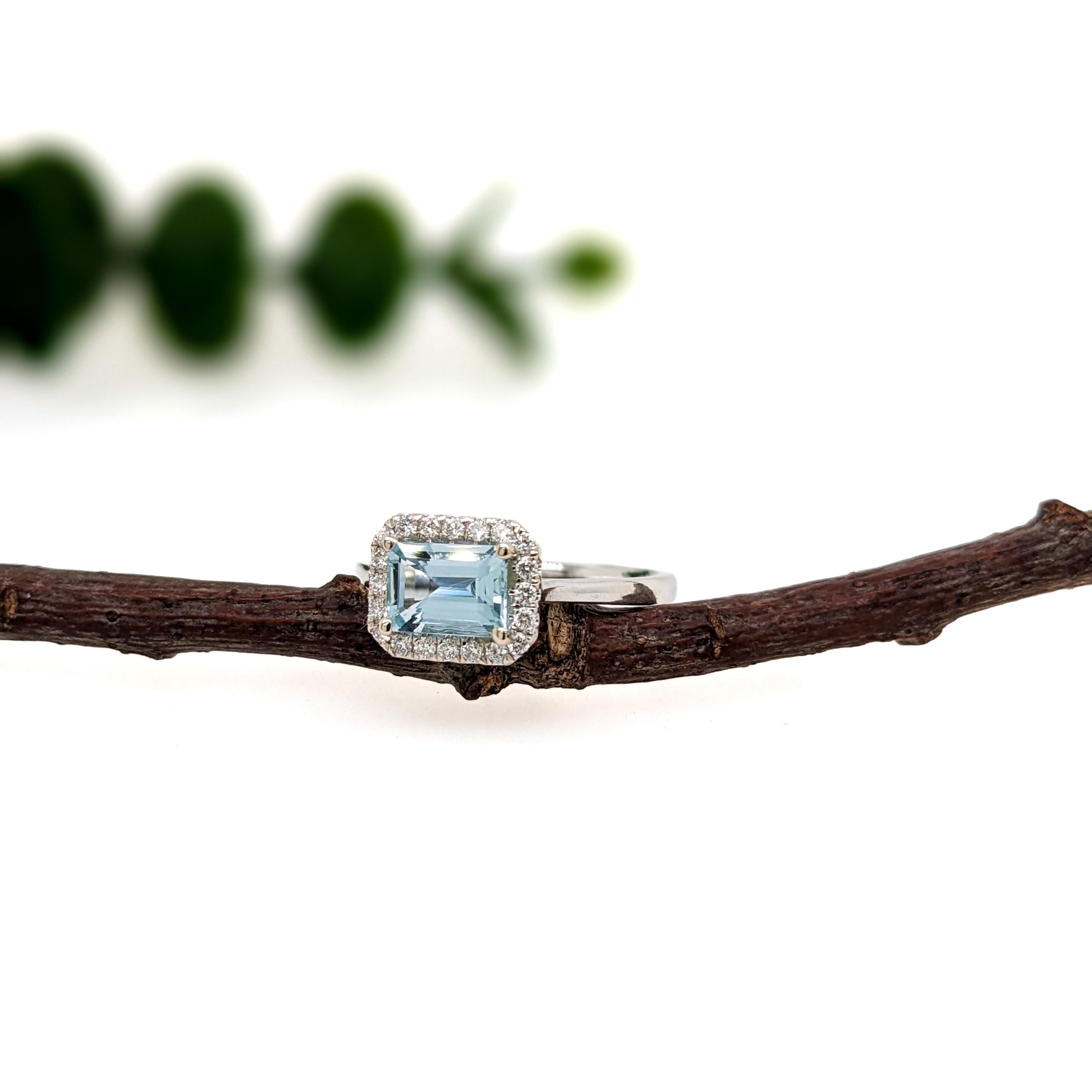 Taglio smeraldo Anello con acquamarina East West da 1,7 carati con diamante naturale aureolato in oro bianco massiccio 14 carati in vendita
