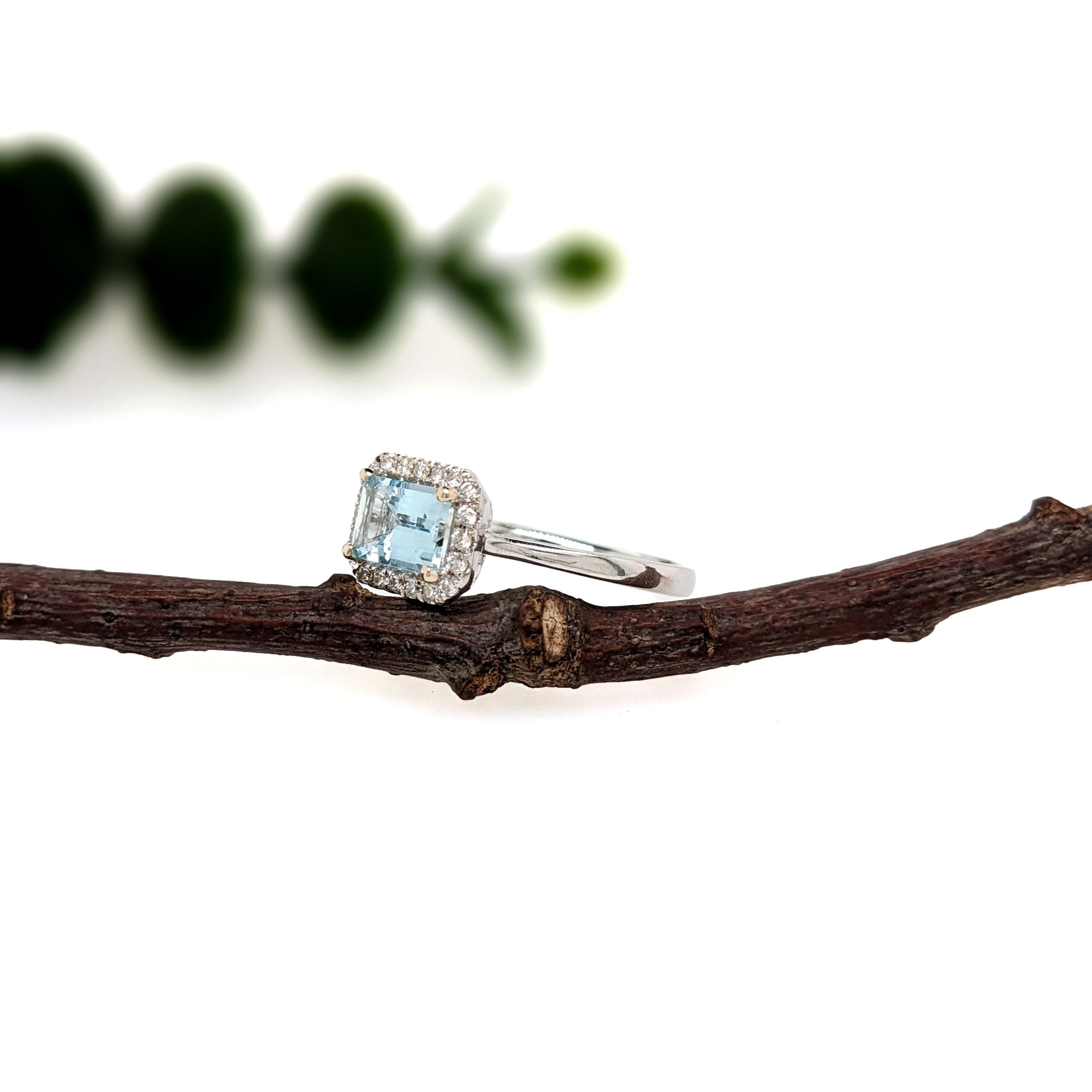 Anello con acquamarina East West da 1,7 carati con diamante naturale aureolato in oro bianco massiccio 14 carati In condizioni Nuovo in vendita a Columbus, OH