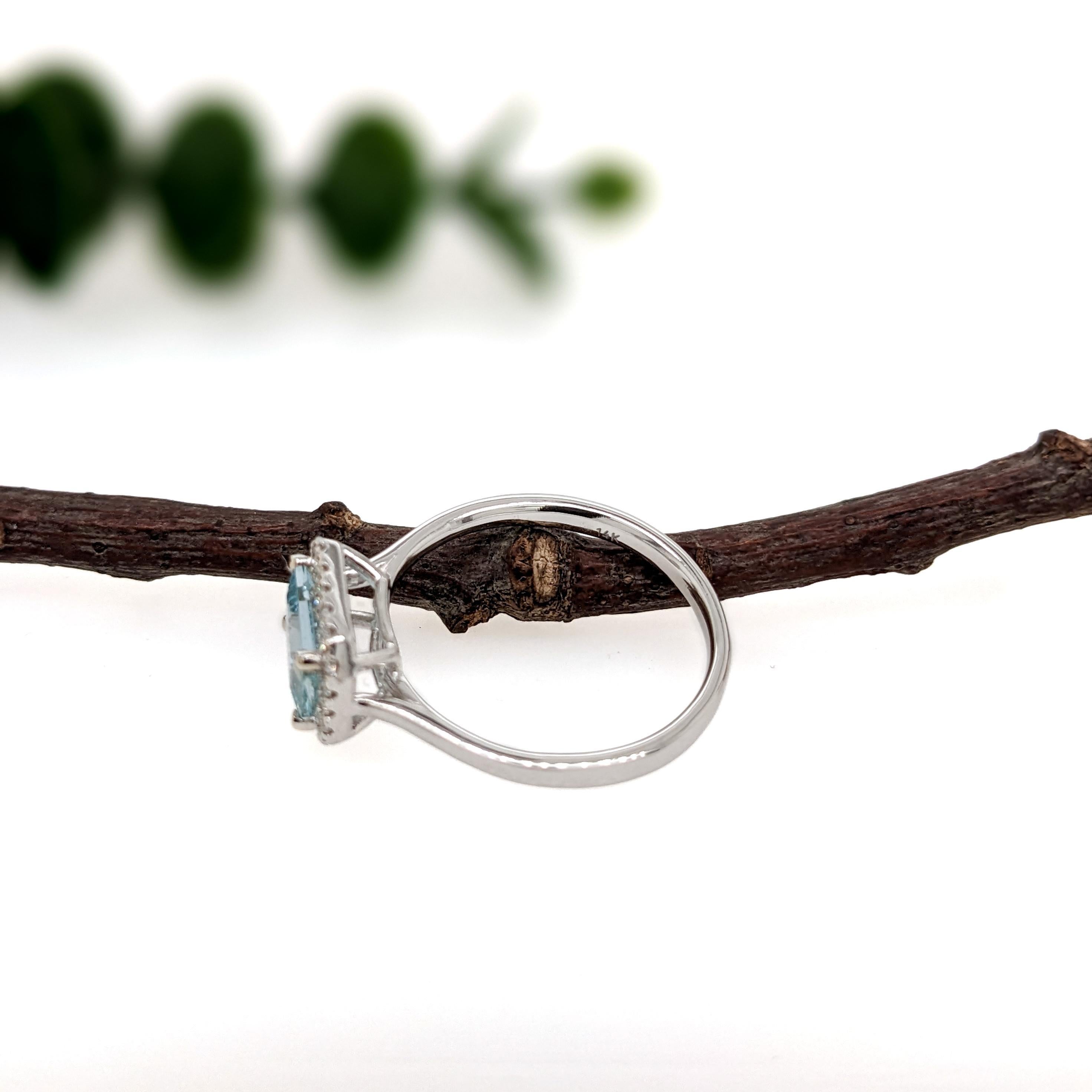 Anello con acquamarina East West da 1,7 carati con diamante naturale aureolato in oro bianco massiccio 14 carati in vendita 1