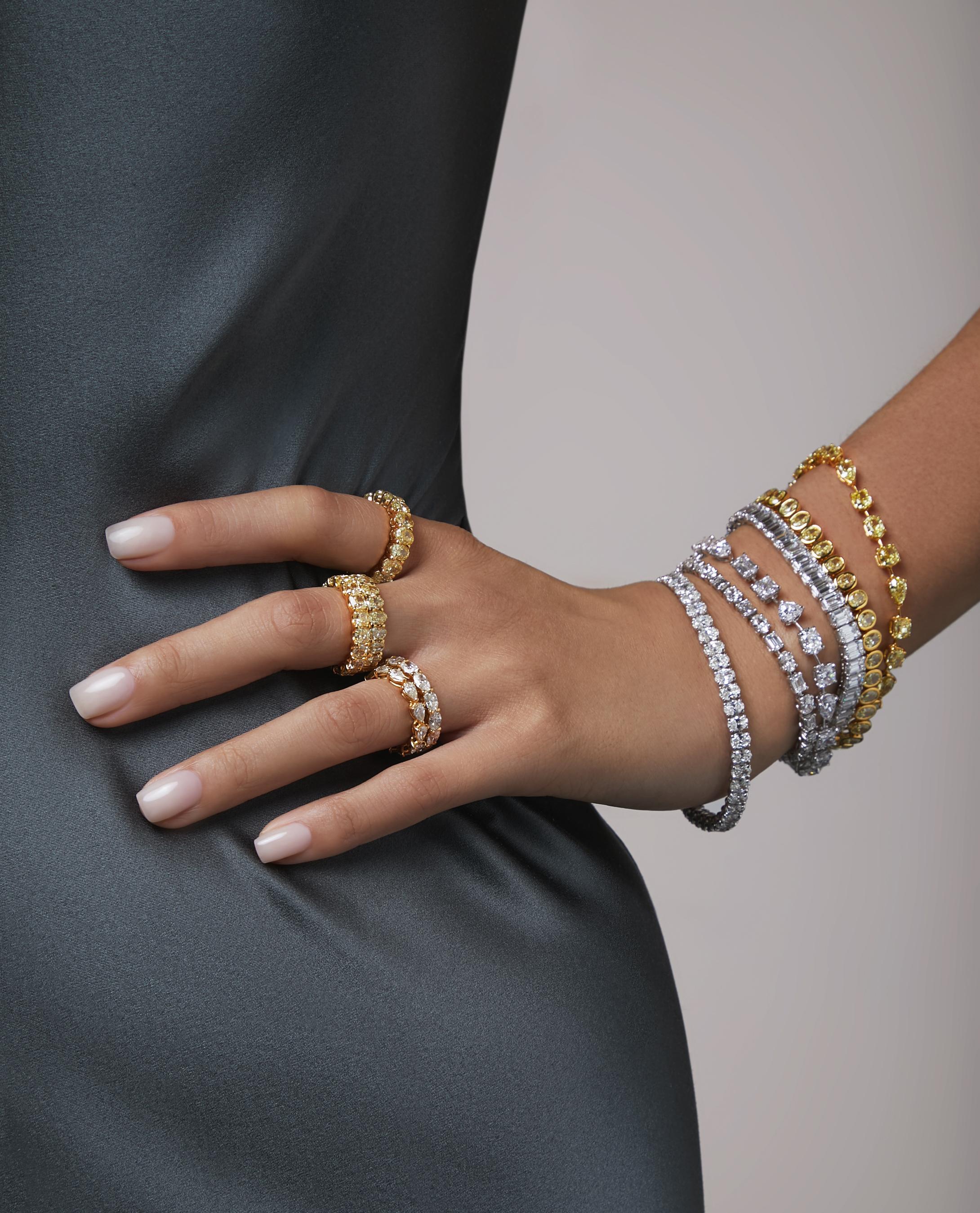 Modern 17ct Emerald Cut Diamond Tennis Bracelet For Sale
