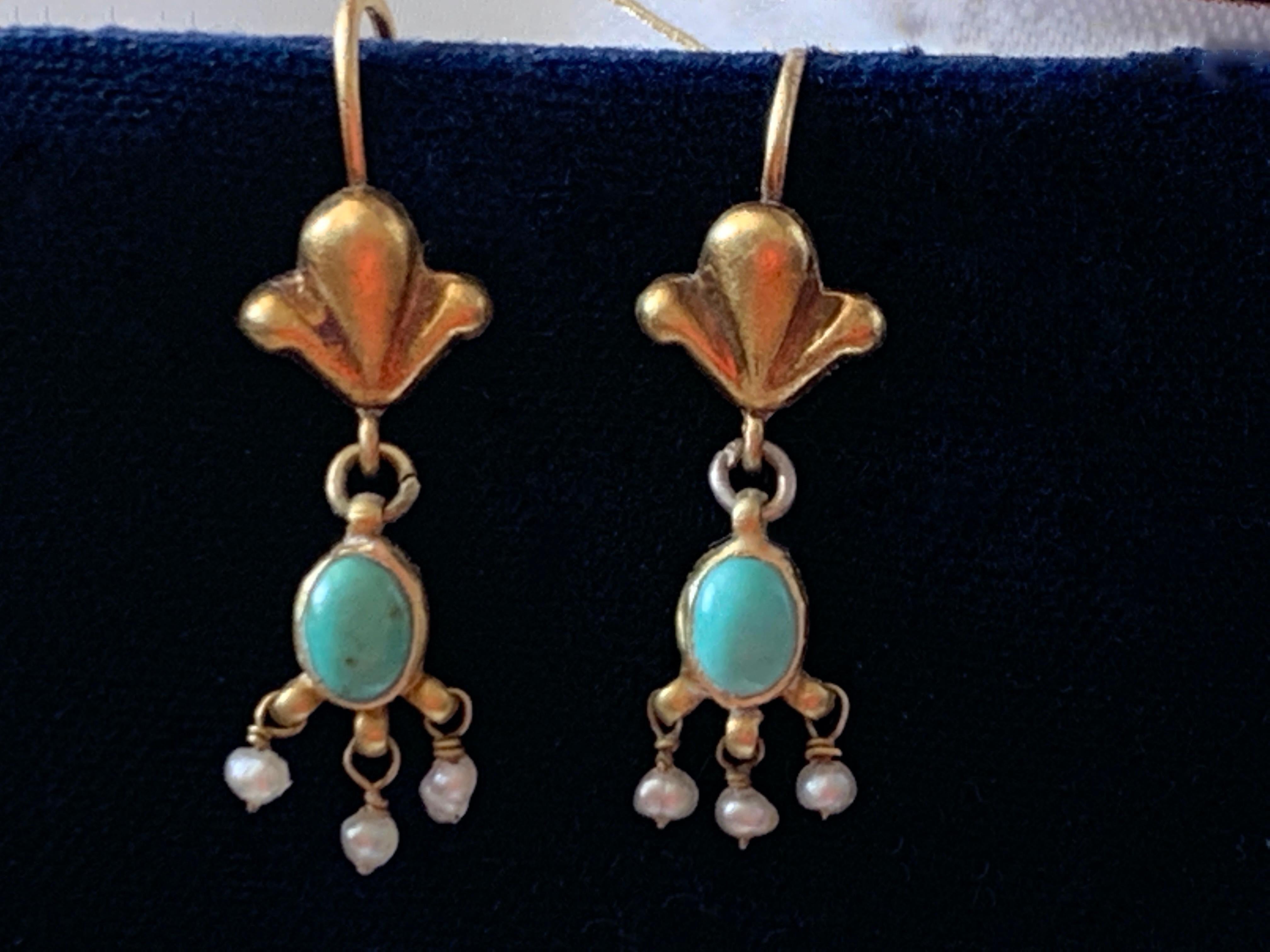 Antike Ohrringe 
17-Karat-Gold 
Naturtürkis und Perlen
für gepiercte Ohren 
Handgefertigt