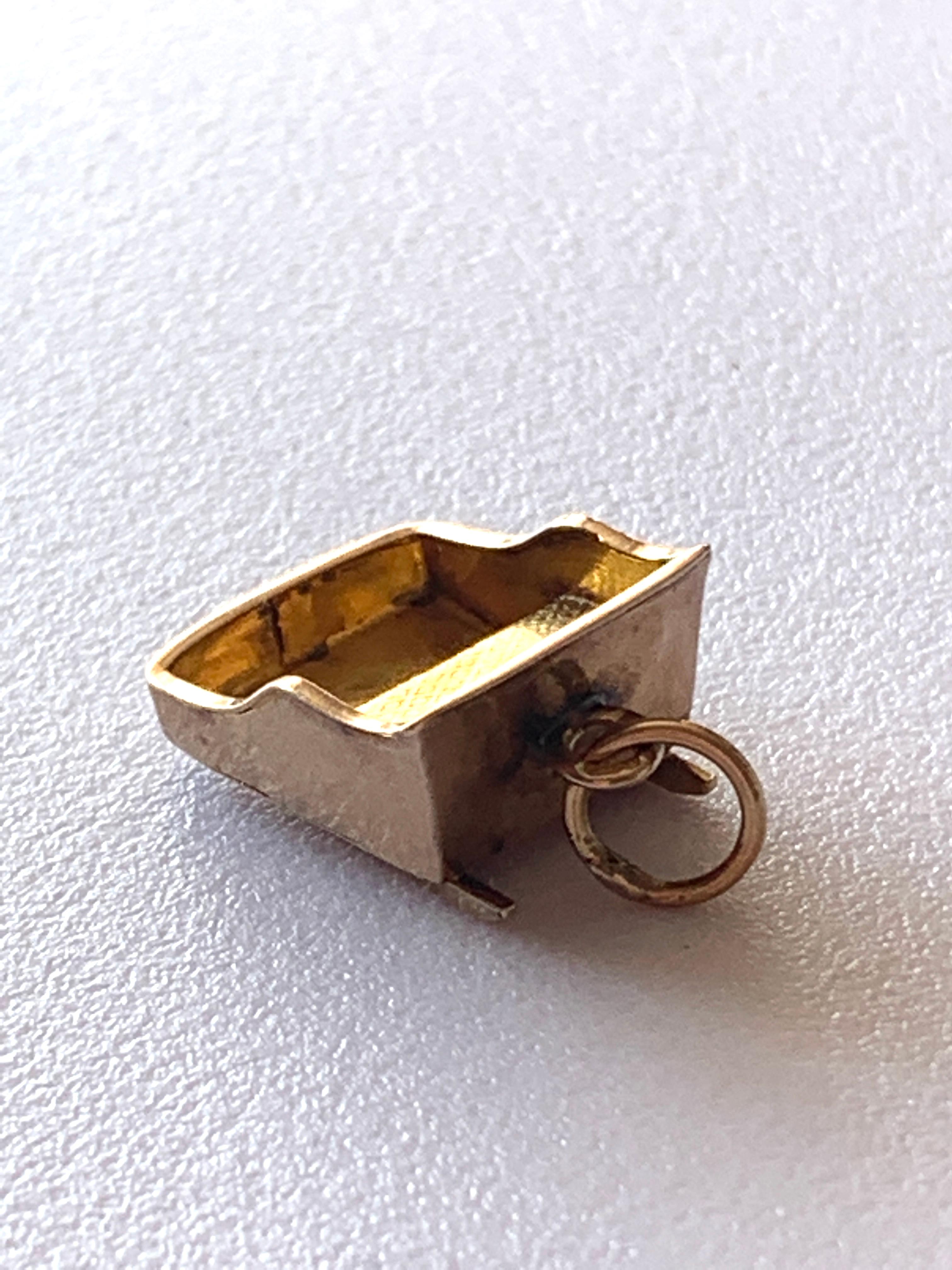 17ct Gold Sleigh Charm In Good Condition For Sale In London, GB