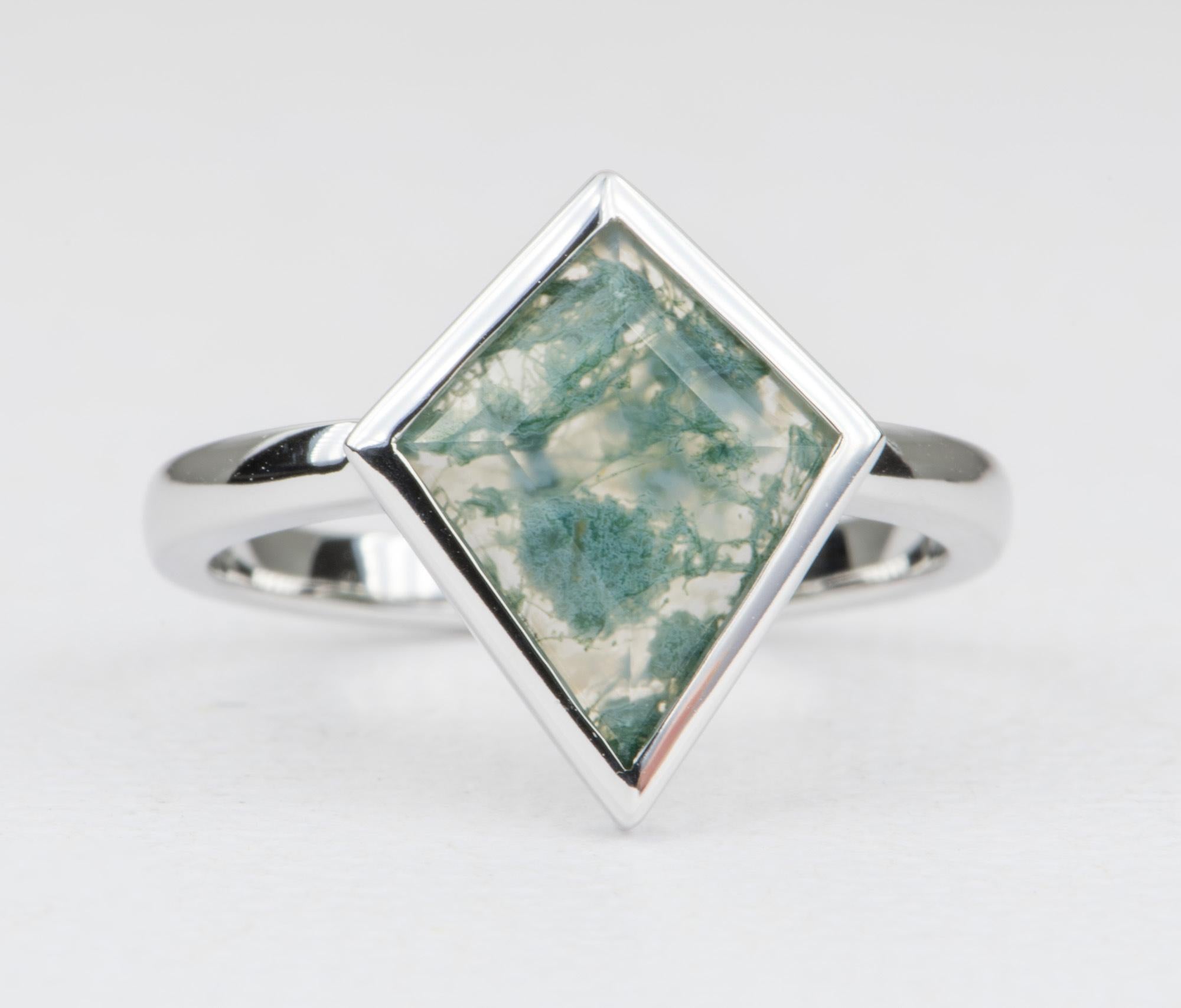 ♥ A stunning 14k white gold kite-shape moss agate bezel set engagement ring.
♥ Low profile setting.
♥ The ring head is 14.9mm long x 12.1mm wide. 

♥  Ring size: US Size 6.5 (Free resizing up or down one size)
♥  Band width: 2.1mm
♥  Gemstone: