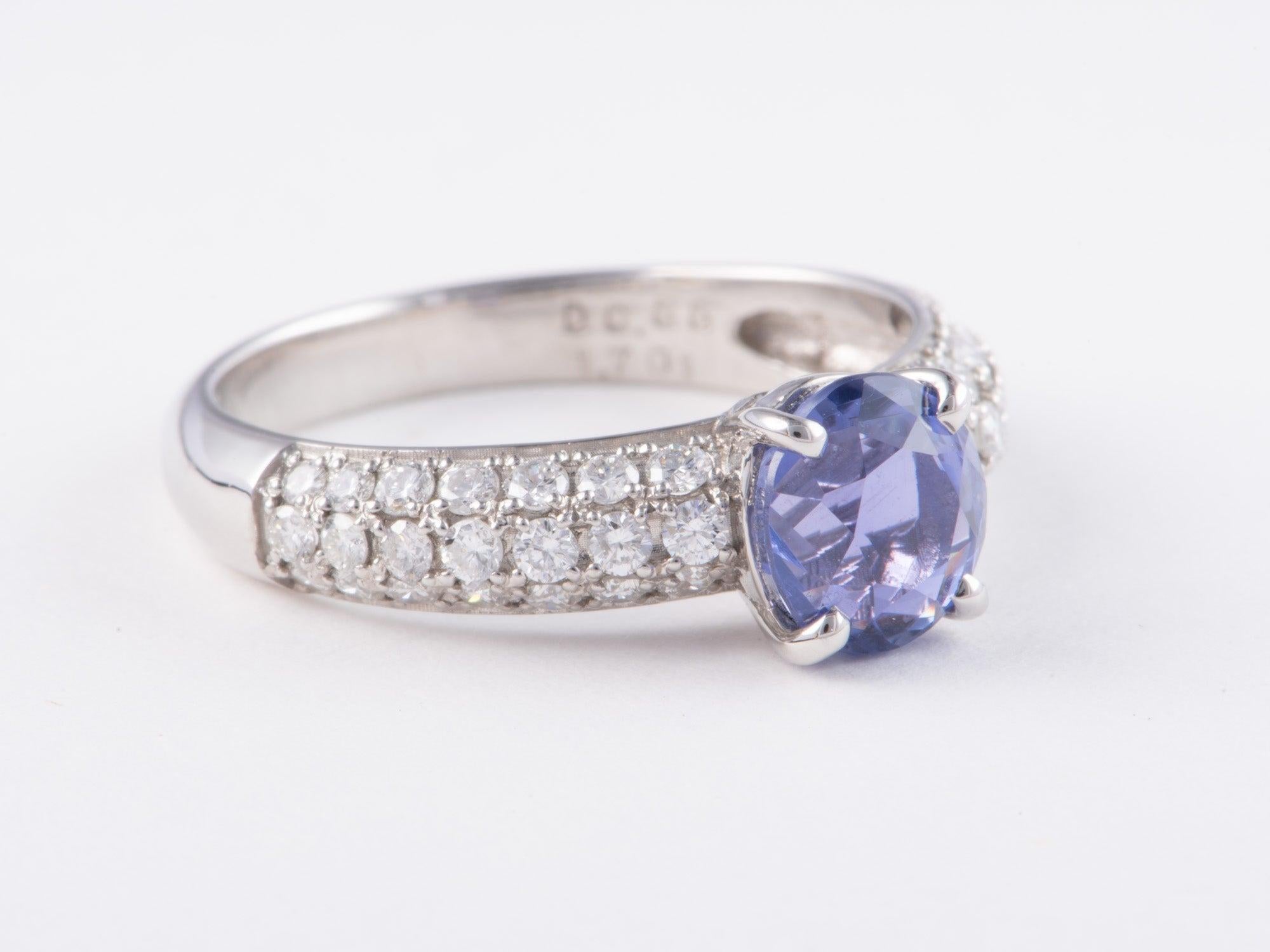Platinring 1,7 Karat natürlicher unerhitzter lavendelfarbener Saphir und Diamant Pave-Ring (Ungeschliffen) im Angebot