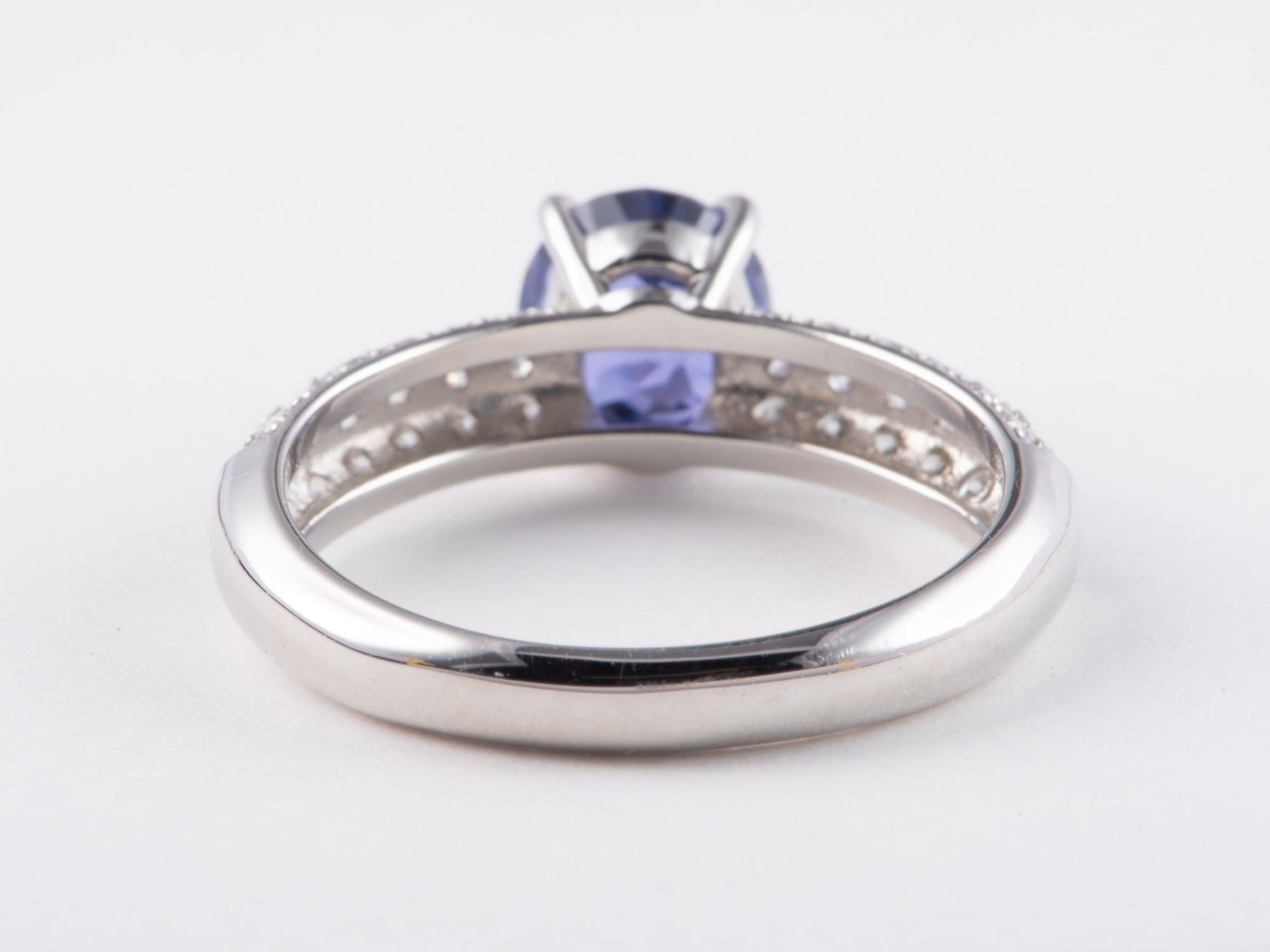 Platinring 1,7 Karat natürlicher unerhitzter lavendelfarbener Saphir und Diamant Pave-Ring im Zustand „Gut“ im Angebot in Osprey, FL