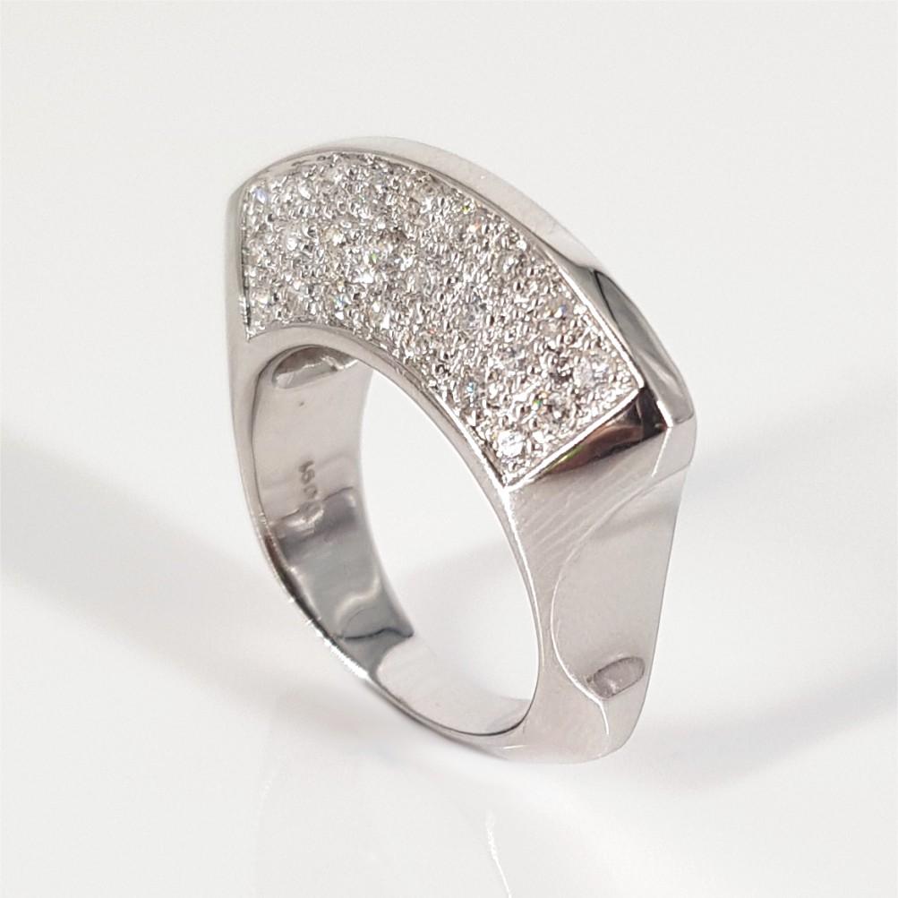 Modern 17ct White Gold Diamond Dress Ring For Sale