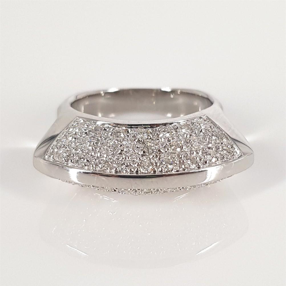 17ct White Gold Diamond Dress Ring In Excellent Condition For Sale In Cape Town, ZA