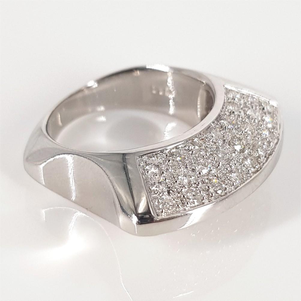 Women's or Men's 17ct White Gold Diamond Dress Ring For Sale