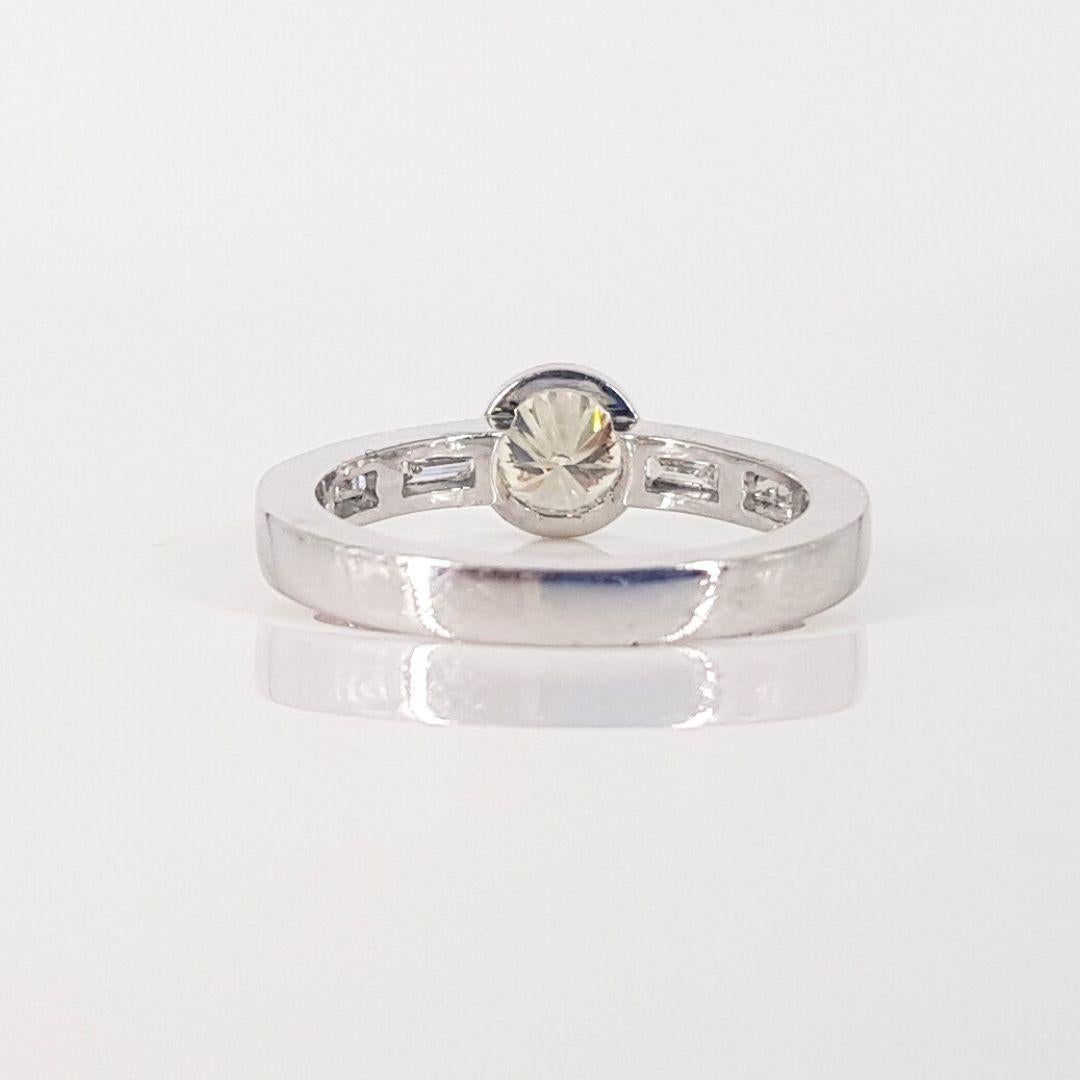 Round Cut 17ct White Gold Diamond Ring For Sale