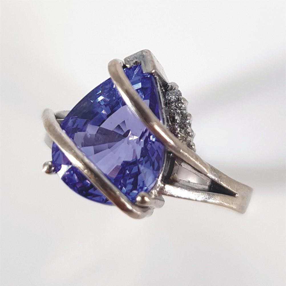 Taille poire Bague en or blanc 17 carats avec tanzanite taille poire et diamants en vente