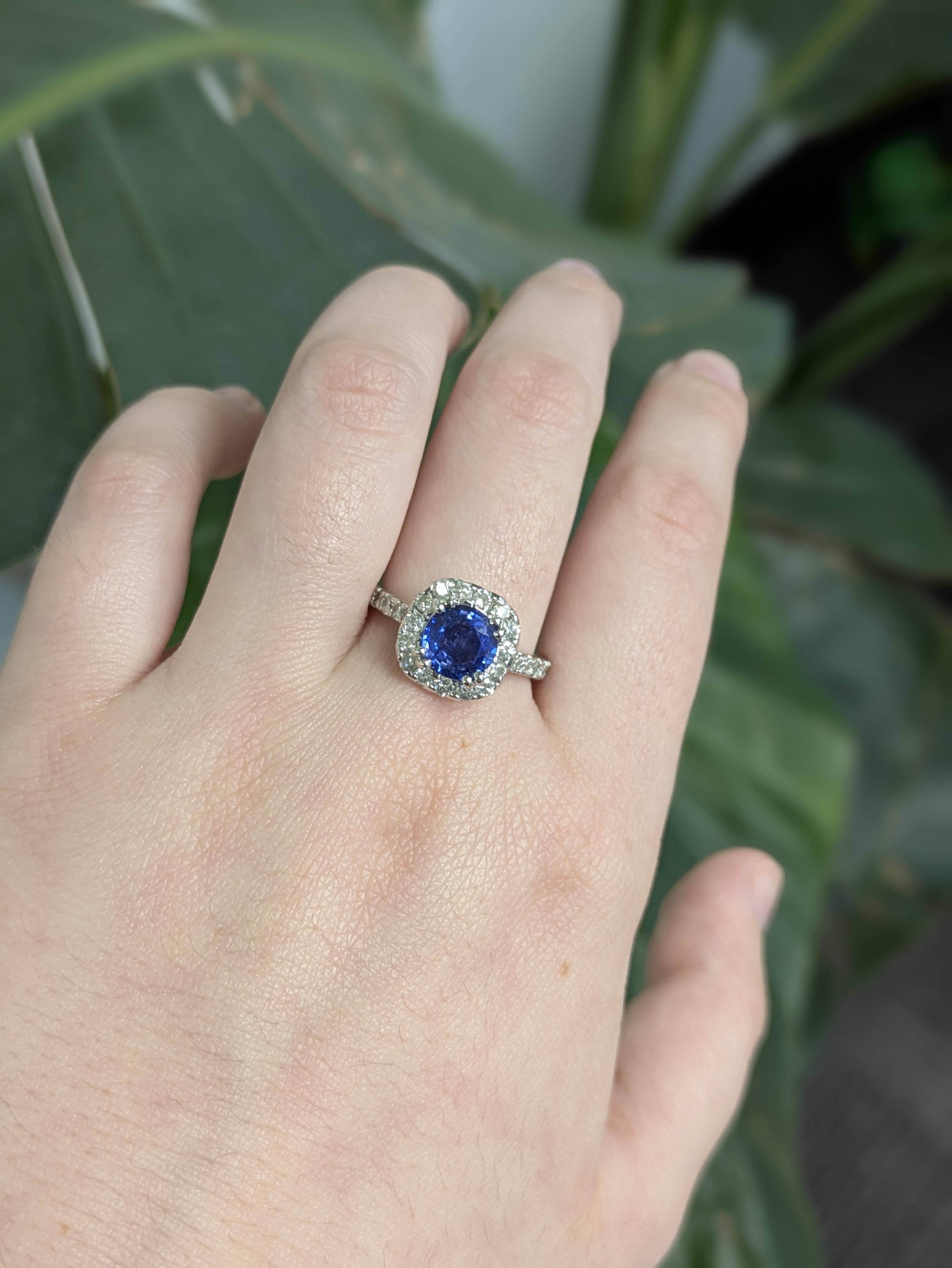 Exquisito anillo patrimonial de platino con un brillante zafiro azul de Ceilán redondo que irradia elegancia atemporal. El rico tono zafiro contrasta maravillosamente con el frío platino, creando una pieza de refinado lujo vintage.

Este anillo