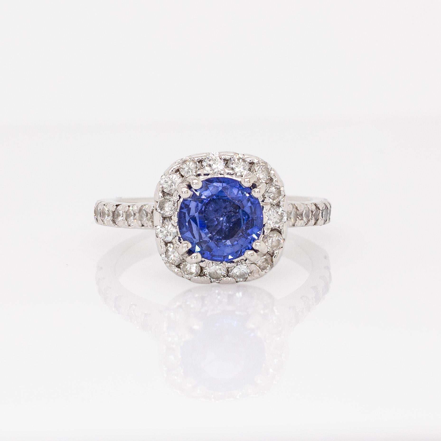 Anillo de zafiro de Ceilán de 1,7cts con acentos de diamantes naturales: Platino, 7,5 mm Contemporáneo en venta